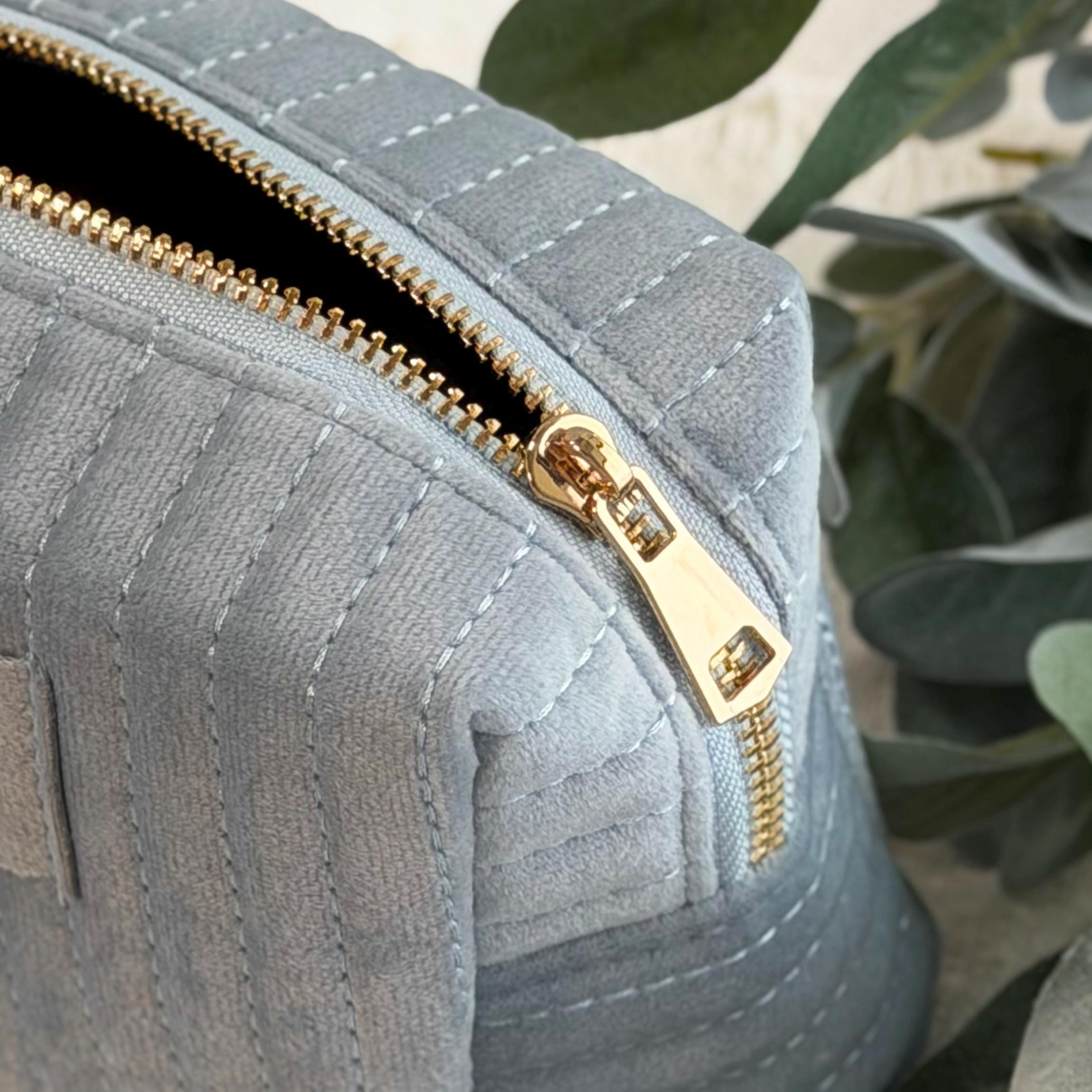 Personalisierte Samt-Kulturtasche, die modernen Stil und zeitlose Eleganz kombiniert. Perfekt als Geschenk für Frauen – Mama, Freundin oder Schwester – zu Anlässen wie Geburtstagen oder Weihnachten. Weich, langlebig und wunderschön gefertigt, ideal für Make-up, Pinsel und Hautpflegeprodukte auf Reisen.