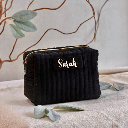 Diese personalisierte Make-up-Tasche vereint Eleganz und Praktikabilität mit weichem Samt, Namensstickerei und funktionalem Design. Eine wunderbare Geschenkidee für Frauen, Brautjungfern oder Mütter, geeignet für Geburtstage, Weihnachten oder Reisen. Halten Sie Ihr Make-up stilvoll organisiert mit dieser schönen und persönlichen Kulturtasche.