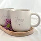 Personalisierte Keramiktasse mit Namen wird in der Hand gehalten – beige, gesprenkelt, 360 ml. Ideal für gemütliche Morgenmomente mit Kaffee oder Tee. Perfektes Geschenk für Freundin, Frau oder Kollegin. Emotionales Produktfoto mit Fokus auf Individualität und Wärme – für besondere Menschen, Abschiede oder kleine Freuden im Alltag. Steingut Tasse beige Personalisierbar