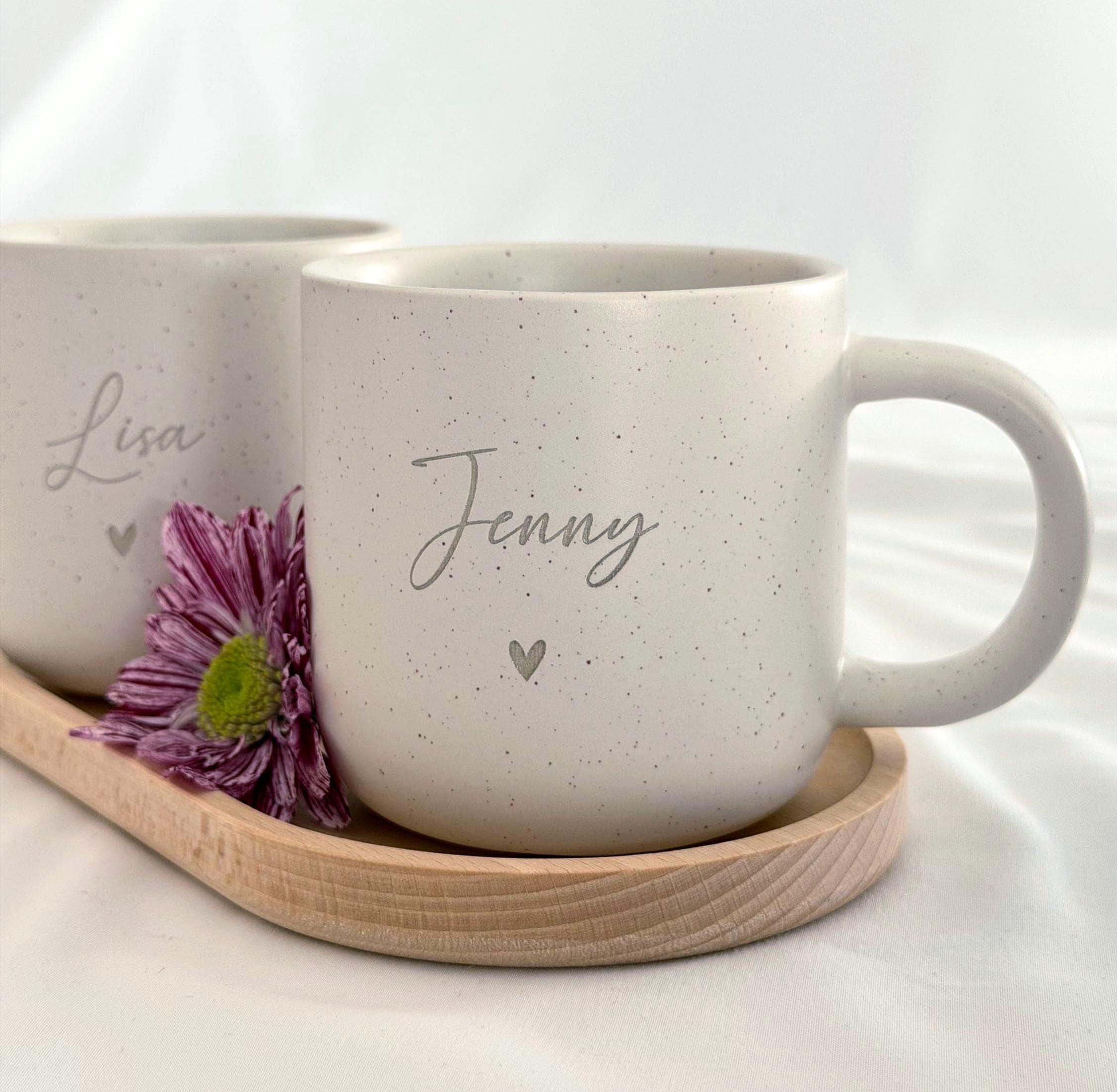 Personalisierte Keramiktasse mit Namen wird in der Hand gehalten – beige, gesprenkelt, 360 ml. Ideal für gemütliche Morgenmomente mit Kaffee oder Tee. Perfektes Geschenk für Freundin, Frau oder Kollegin. Emotionales Produktfoto mit Fokus auf Individualität und Wärme – für besondere Menschen, Abschiede oder kleine Freuden im Alltag. Steingut Tasse beige Personalisierbar