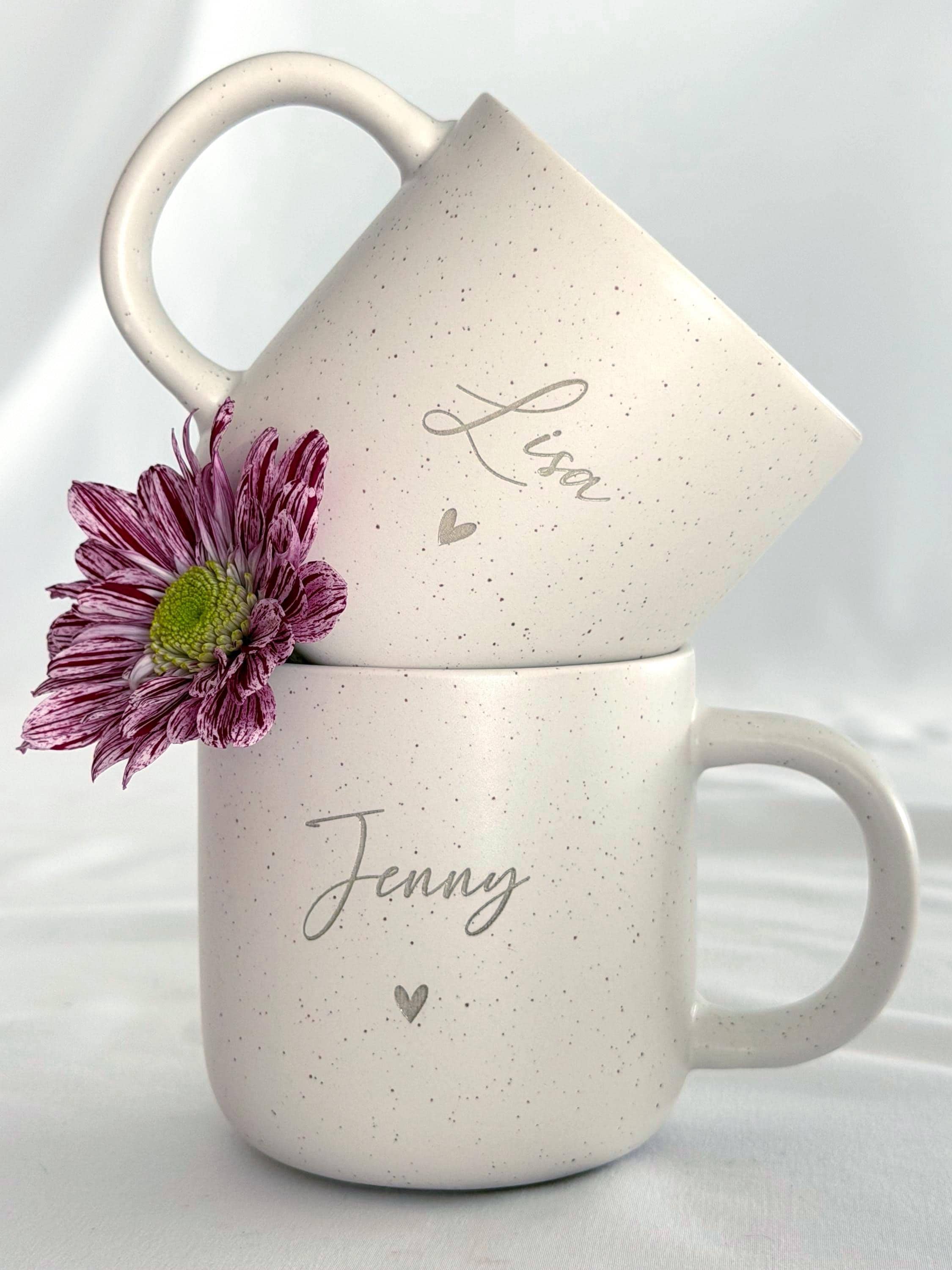 Set aus personalisierter Tasse und Tablett aus verschiedenen Blickwinkeln gezeigt. Perfekt für Produktpräsentation im Shop. Geschenkidee für Geburtstag, Weihnachten oder Freundschaft. Tasse mit unglasierter Unterseite und dezenter Gravur, Tablett aus Buchenholz mit schöner Maserung. Ideal für Menschen, die das Besondere lieben. Steingut Tasse beige Personalisierbar