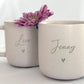 Keramiktasse mit Namensgravur auf Tablett, serviert auf einem gedeckten Frühstückstisch. Passend für den Alltag oder als besonderes Geschenk zu Feierlichkeiten. Für Familie, Freund:innen oder Kolleg:innen. Beige Tasse mit natürlichem Look, kombiniert mit geöltem Holztablett – personalisiert, langlebig, stilvoll und funktional. Kleine Geste mit großer Wirkung. Steingut Tasse beige Personalisierbar