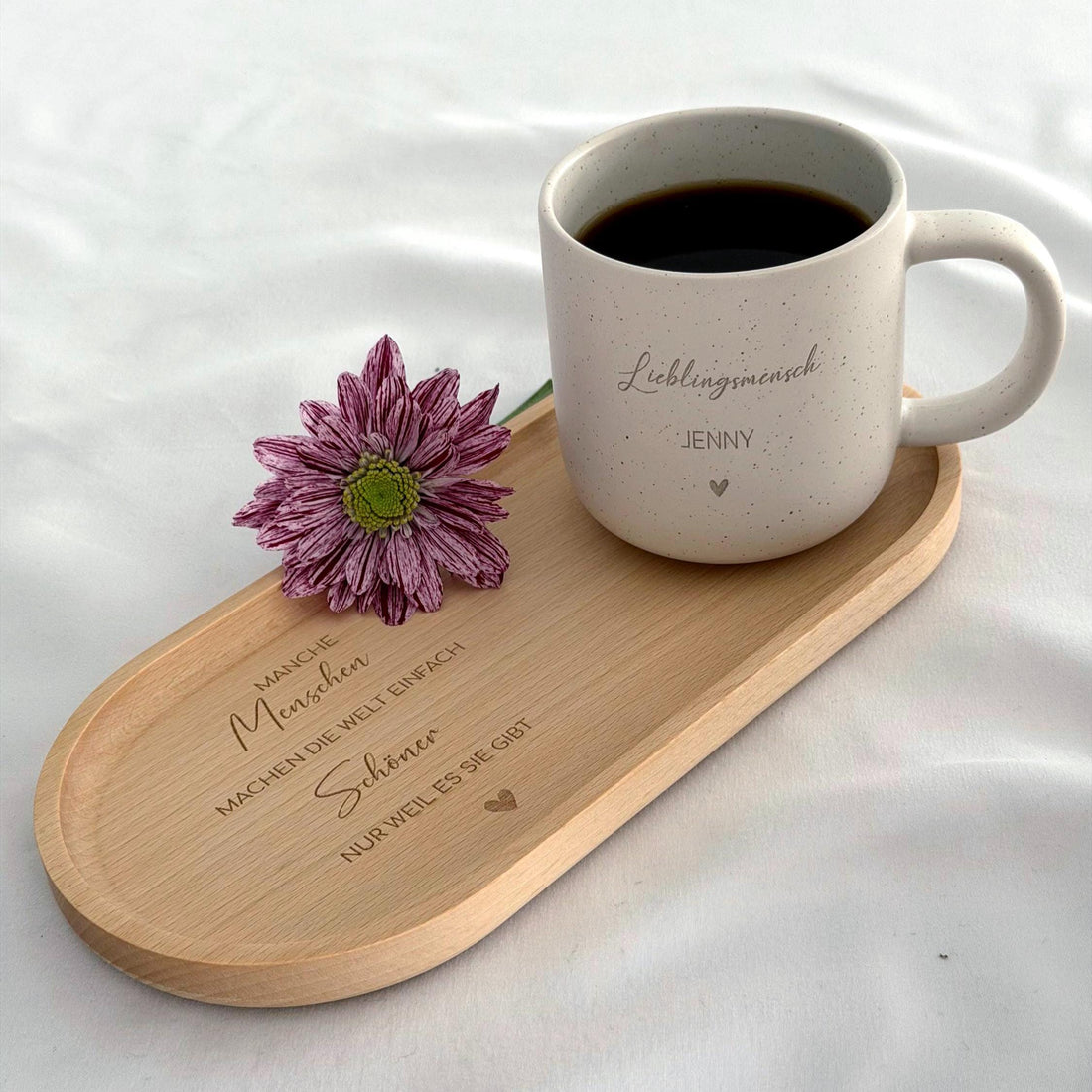Personalisierte Tasse mit Name und passendem Holztablett als Geschenk-Set. Ideal für besondere Menschen, Freundin, Frau oder Kollegin zum Geburtstag, zu Weihnachten, Nikolaus oder Ostern. Die matte, gesprenkelte Keramiktasse mit 360 ml Fassungsvermögen in Beige passt perfekt zum hochwertig geölten Tablett aus Buchenholz mit Namensgravur. Schönes Geschenk für Freundschaft & Familie. Steingut Tasse