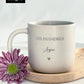 Detailaufnahme der personalisierten Tasse mit individueller Namensgravur. Weiße Keramiktasse mit gesprenkeltem Muster, matter Oberfläche und unglasiertem Boden. Perfekt als Geschenk für Freundin, Kollegin oder als kleine Aufmerksamkeit für besondere Menschen – geeignet für Kaffee, Tee oder heiße Schokolade. Mikrowellen- und spülmaschinenfest. Stilvoll und liebevoll gestaltet.Steingut Tasse . Geschenk für Herzensmensch und Lieblingsmensch