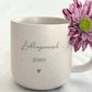 Personalisierte Keramiktasse mit Namen wird in der Hand gehalten – beige, gesprenkelt, 360 ml. Ideal für gemütliche Morgenmomente mit Kaffee oder Tee. Perfektes Geschenk für Freundin, Frau oder Kollegin. Emotionales Produktfoto mit Fokus auf Individualität und Wärme – für besondere Menschen, Abschiede oder kleine Freuden im Alltag. Steingut Tasse . Geschenk für Herzensmensch und Lieblingsmensch