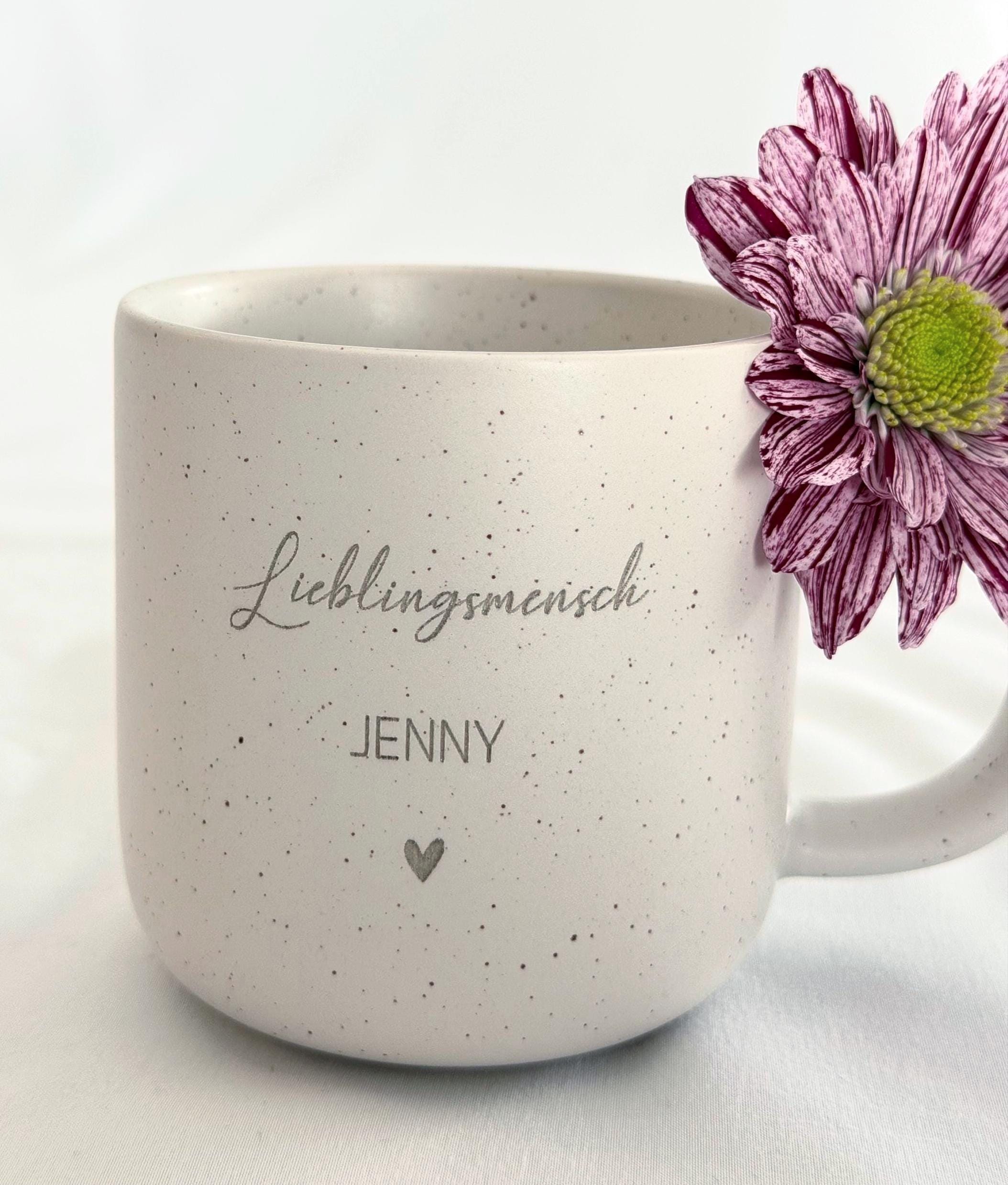Personalisierte Keramiktasse mit Namen wird in der Hand gehalten – beige, gesprenkelt, 360 ml. Ideal für gemütliche Morgenmomente mit Kaffee oder Tee. Perfektes Geschenk für Freundin, Frau oder Kollegin. Emotionales Produktfoto mit Fokus auf Individualität und Wärme – für besondere Menschen, Abschiede oder kleine Freuden im Alltag. Steingut Tasse . Geschenk für Herzensmensch und Lieblingsmensch