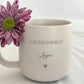 Keramiktasse mit Namensgravur auf Tablett, serviert auf einem gedeckten Frühstückstisch. Passend für den Alltag oder als besonderes Geschenk zu Feierlichkeiten. Für Familie, Freund:innen oder Kolleg:innen. Beige Tasse mit natürlichem Look, kombiniert mit geöltem Holztablett – personalisiert, langlebig, stilvoll und funktional. Kleine Geste mit großer Wirkung. Steingut Tasse . Geschenk für Herzensmensch und Lieblingsmensch
