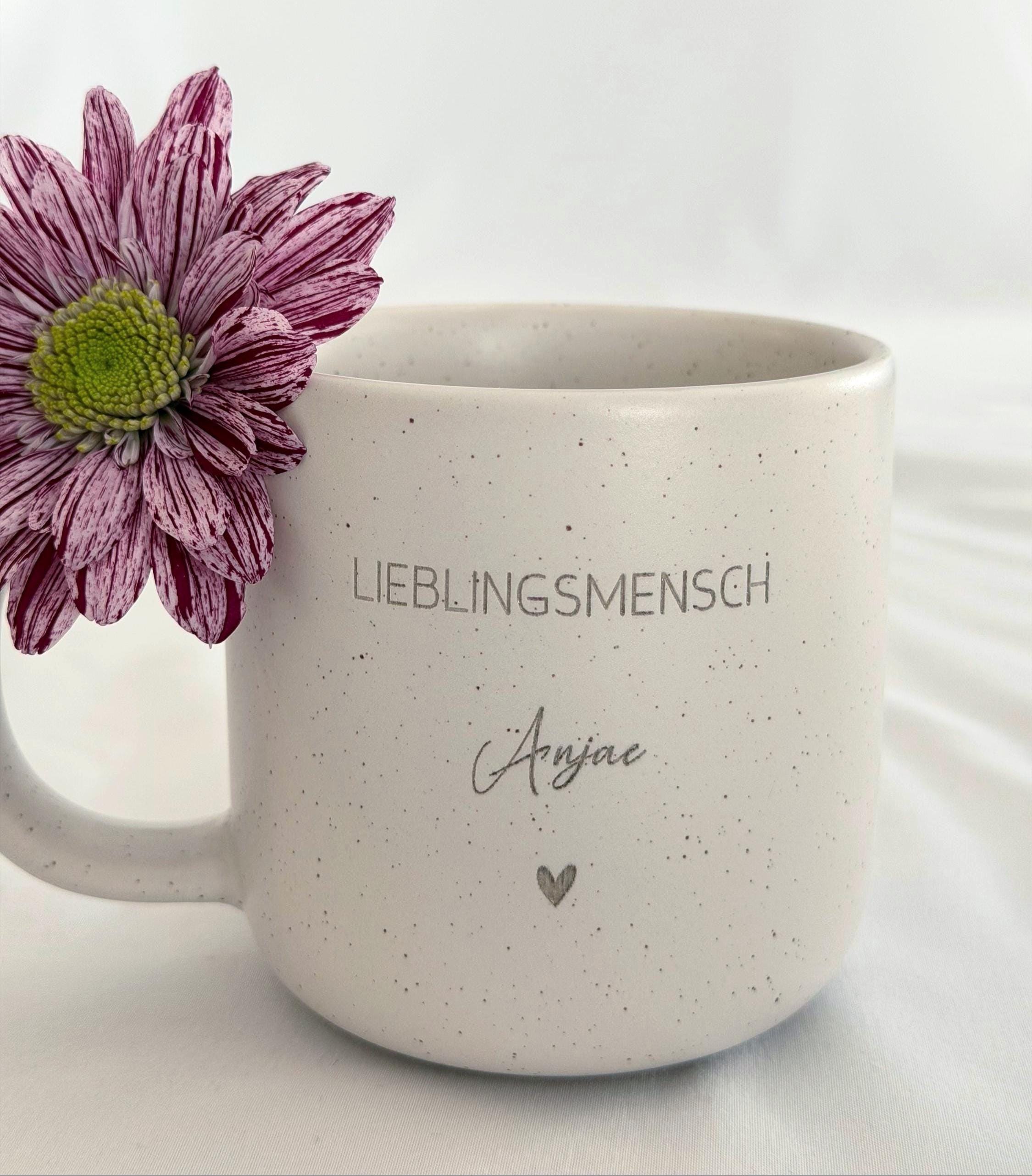 Keramiktasse mit Namensgravur auf Tablett, serviert auf einem gedeckten Frühstückstisch. Passend für den Alltag oder als besonderes Geschenk zu Feierlichkeiten. Für Familie, Freund:innen oder Kolleg:innen. Beige Tasse mit natürlichem Look, kombiniert mit geöltem Holztablett – personalisiert, langlebig, stilvoll und funktional. Kleine Geste mit großer Wirkung. Steingut Tasse . Geschenk für Herzensmensch und Lieblingsmensch