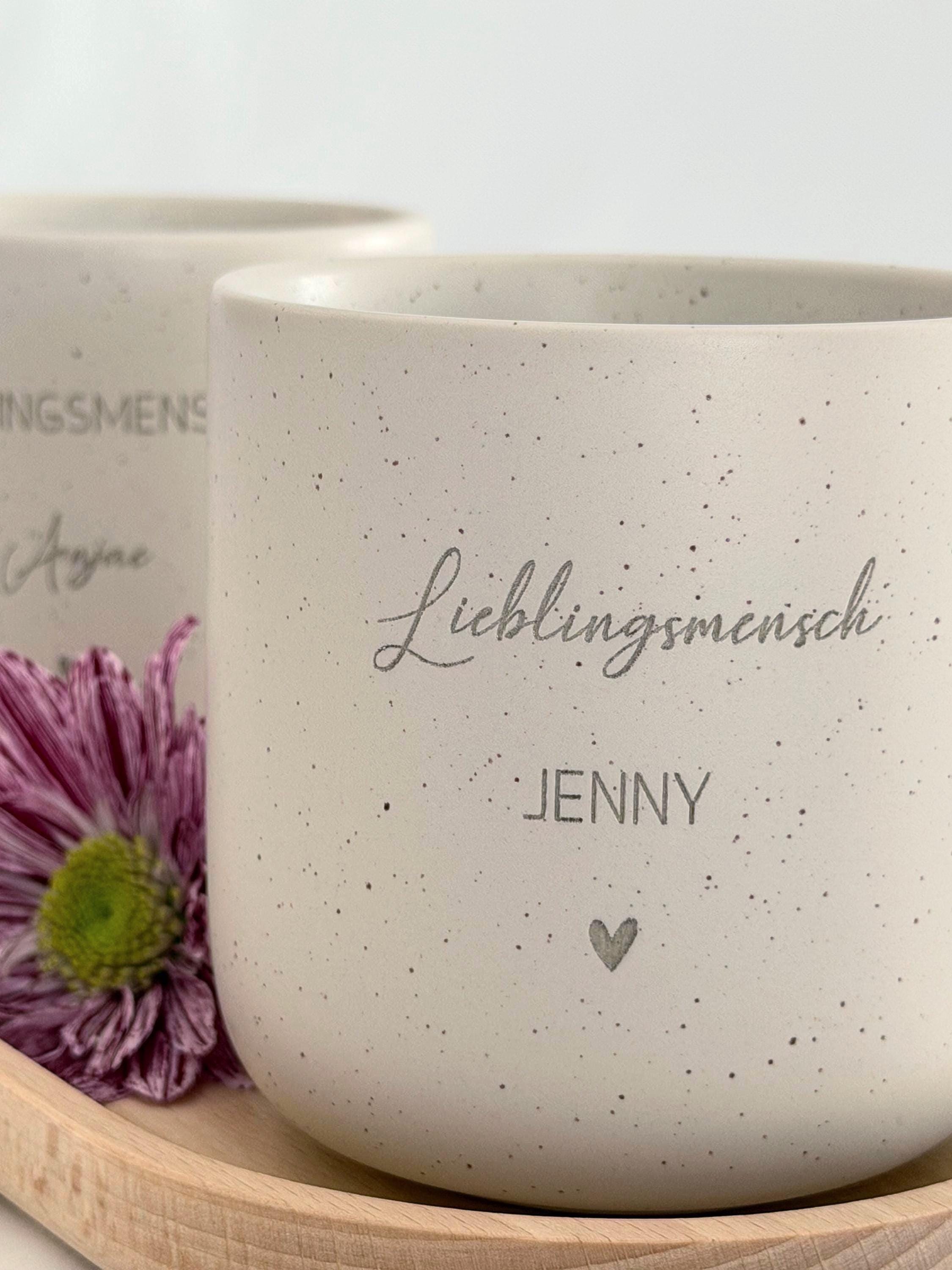 Personalisierte Tasse mit Name und Holztablett – stilvolles Geschenkset für Freundin oder Kollegin. Keramiktasse in Beige mit gesprenkeltem Muster, kombiniert mit graviertem Buchenholz-Tablett. Perfekt als Geburtstagsgeschenk, Weihnachtsgeschenk oder liebevolles Mitbringsel für besondere Menschen.