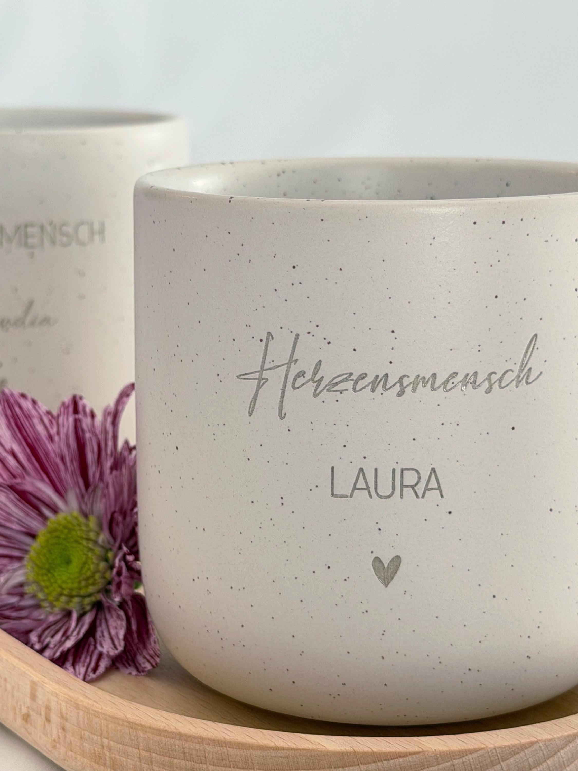 Hochwertiges Buchenholztablett mit individueller Namensgravur, kombiniert mit einer personalisierten Tasse. Handgefertigt, lebensmittelecht, mit Hartwachs behandelt. Pflegehinweise: nur von Hand waschen, trocken lagern, direkte Sonneneinstrahlung vermeiden. Wunderschön als Geschenk für besondere Menschen – Freundin, Frau, Kollegin oder für sich selbst. Steingut Tasse . Geschenk für Herzensmensch und Lieblingsmensch