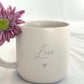 Keramiktasse mit Namensgravur, serviert mit Kaffee und Holztablett. Perfekt für entspannte Morgenmomente. Personalisierte Geschenkidee für Frauen, Familie oder Freunde. Steingut Tasse. Personalisierte Geschenke