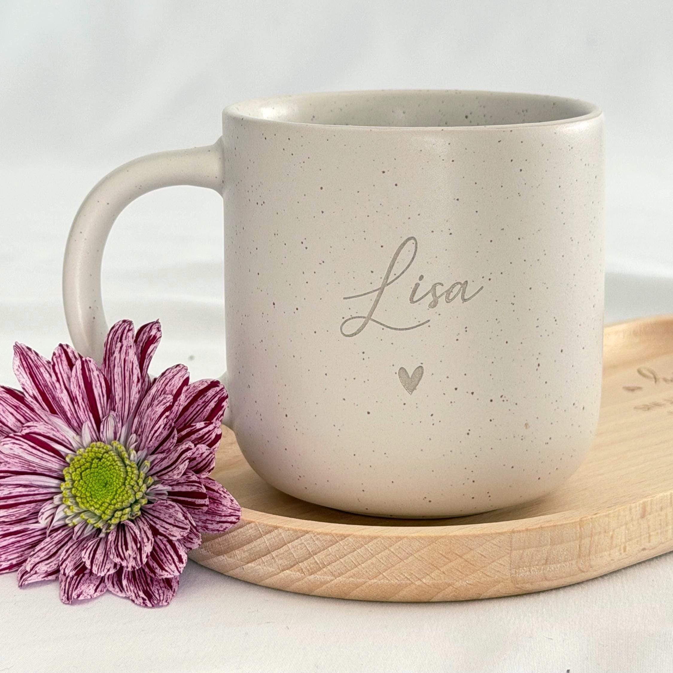Obenansicht eines personalisierten Tassen-Sets: beige Keramiktasse mit Name auf graviertem Holztablett. Modernes, minimalistisches Design, perfekt als Geschenkidee für besondere Menschen. Steingut Tasse. Personalisierte Geschenke