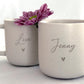 Gravierte Namens-Tasse in Beige mit minimalistischer Schrift. Individuell gestaltetes Geschenkset für Freundin, Kollegin oder Bestie. Hochwertige Handarbeit aus Deutschland. Steingut Tasse. Personalisierte Geschenke