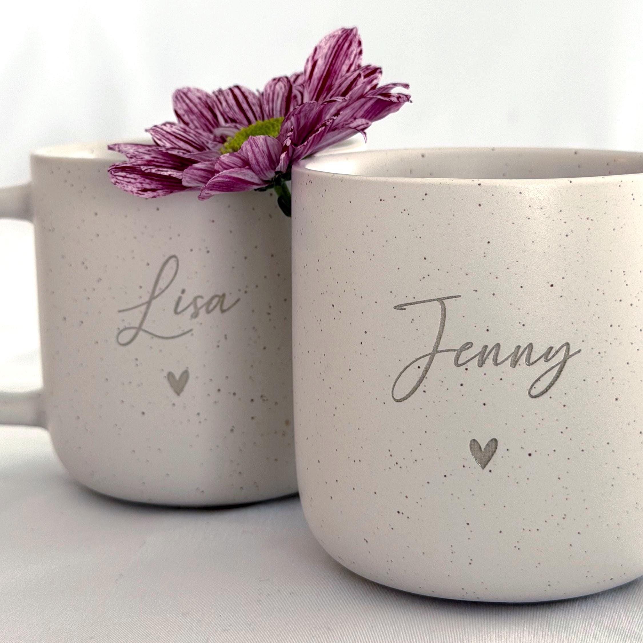 Gravierte Namens-Tasse in Beige mit minimalistischer Schrift. Individuell gestaltetes Geschenkset für Freundin, Kollegin oder Bestie. Hochwertige Handarbeit aus Deutschland. Steingut Tasse. Personalisierte Geschenke