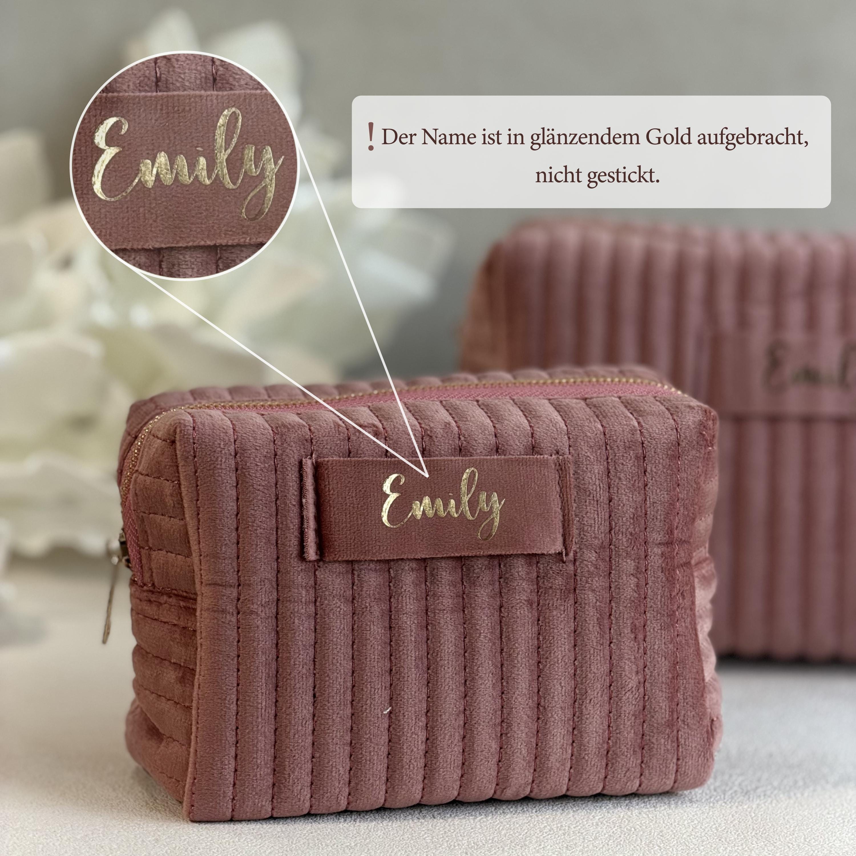 Personalisierte Samt-Kulturtasche mit Namensstickerei, ideal für den täglichen Gebrauch oder als stilvoller Reisebegleiter. Das perfekte Geschenk für Frauen, die Eleganz und Funktionalität schätzen. Weicher Samt und hochwertige Verarbeitung machen sie langlebig und luxuriös für Beauty-Produkte.