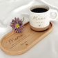 Personalisierte Mama-Tasse mit Kindername und Herz, kombiniert mit hochwertigem Holztablett aus Buchenholz. Die Keramiktasse in Weiß-Beige mit gesprenkeltem Muster ist spülmaschinengeeignet und per Laser graviert. Perfekte Geschenkidee zum Muttertag, Geburtstag oder Weihnachten, um Mama mit einem liebevollen, individuellen Tassen-Set zu überraschen.