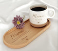 Keramiktasse personalisiert als Geschenkset Tasse und Tablett für Mama. Diese Teetasse personalisiert mit Name wird durch ein hochwertiges Holztablett mit Gravur ergänzt und eignet sich ideal als Muttertagsgeschenk oder Geburtstagsgeschenk Mama. Ein persönliches Geschenk für Mama, das als täglicher Begleiter im Alltag dient und gleichzeitig eine schöne Erinnerung schafft.