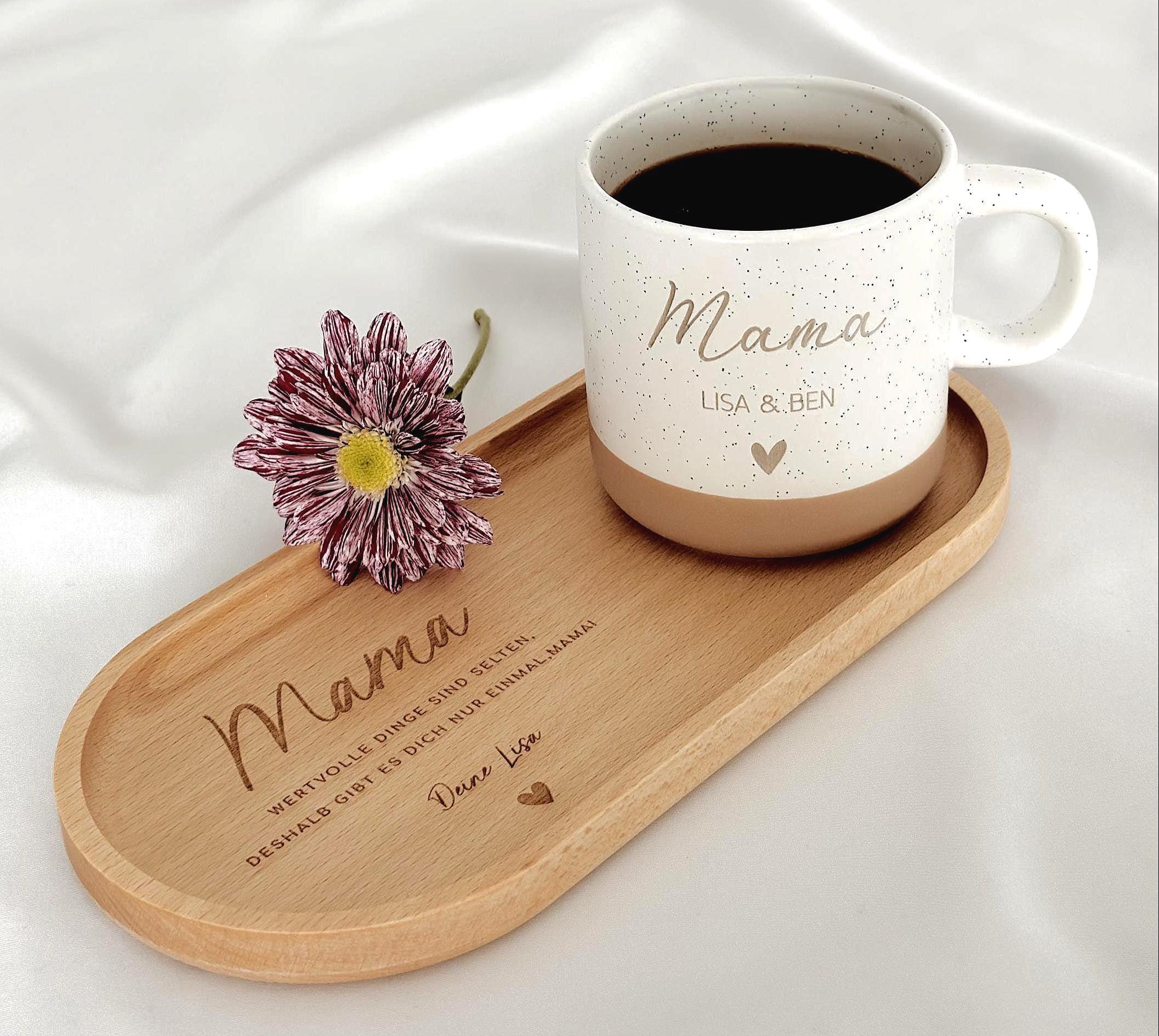 Keramiktasse personalisiert als Geschenkset Tasse und Tablett für Mama. Diese Teetasse personalisiert mit Name wird durch ein hochwertiges Holztablett mit Gravur ergänzt und eignet sich ideal als Muttertagsgeschenk oder Geburtstagsgeschenk Mama. Ein persönliches Geschenk für Mama, das als täglicher Begleiter im Alltag dient und gleichzeitig eine schöne Erinnerung schafft.
