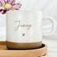 Personalisierte Tasse mit Name und passendem Holztablett als Geschenk-Set. Ideal für besondere Menschen, Freundin, Frau oder Kollegin zum Geburtstag, zu Weihnachten, Nikolaus oder Ostern. Die matte, gesprenkelte Keramiktasse mit 360 ml Fassungsvermögen in Beige passt perfekt zum hochwertig geölten Tablett aus Buchenholz mit Namensgravur. Schönes Geschenk für Freundschaft & Familie. steingut tasse