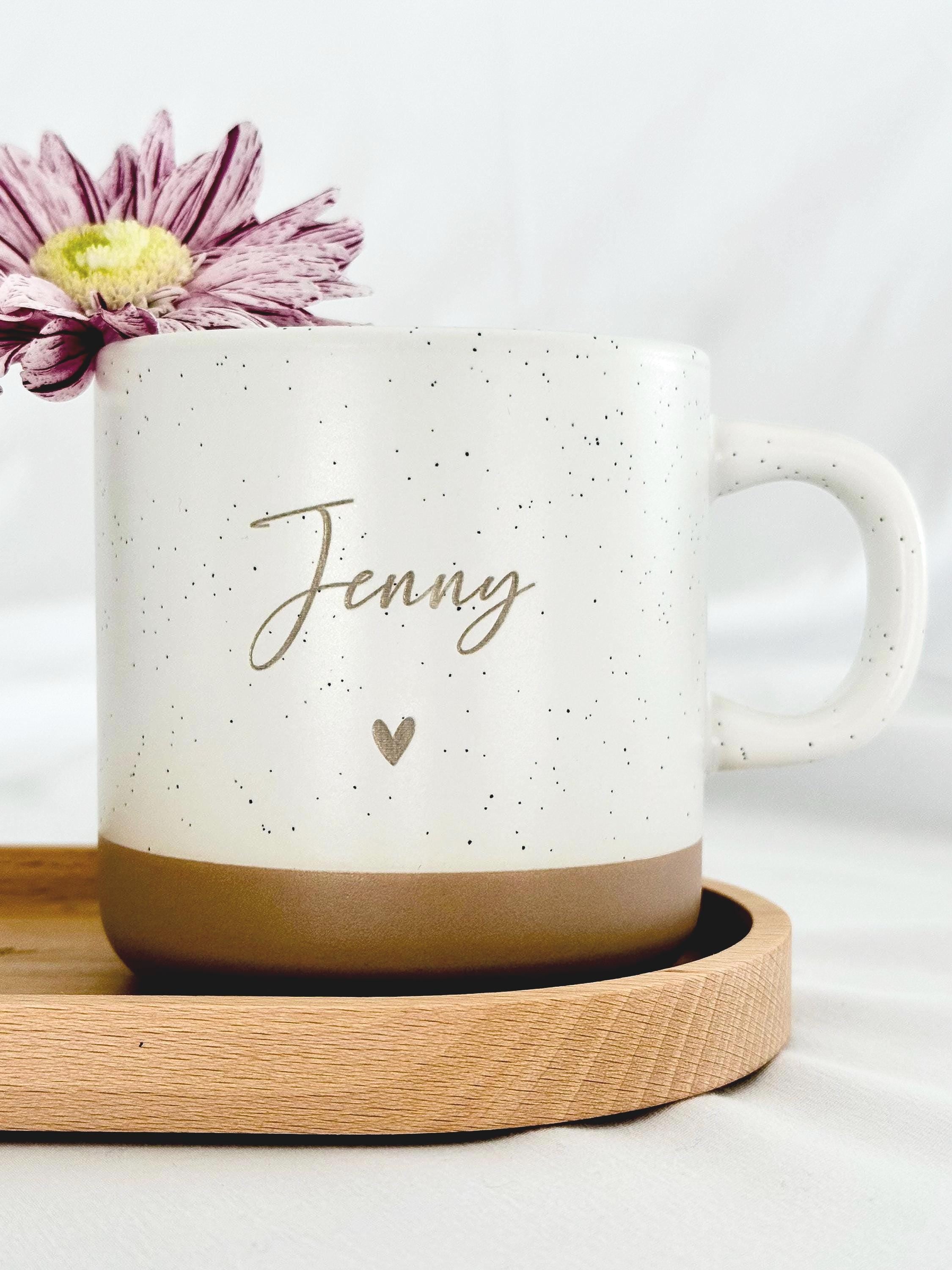 Personalisierte Tasse mit Name und passendem Holztablett als Geschenk-Set. Ideal für besondere Menschen, Freundin, Frau oder Kollegin zum Geburtstag, zu Weihnachten, Nikolaus oder Ostern. Die matte, gesprenkelte Keramiktasse mit 360 ml Fassungsvermögen in Beige passt perfekt zum hochwertig geölten Tablett aus Buchenholz mit Namensgravur. Schönes Geschenk für Freundschaft & Familie. steingut tasse