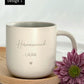 Keramiktasse mit personalisierter Namensgravur, befüllt mit Kaffee – auf Tablett serviert. Beige Tasse mit matter Oberfläche und 360 ml Volumen, perfekt für den Start in den Tag. Geschenk für Kolleg:innen, Freund:innen oder Familie, ideal für Abschied oder als kleine Überraschung. Zeitloses Design, langlebig, spülmaschinengeeignet, liebevoll graviert und dekorativ. Steingut Tasse . Geschenk für Herzensmensch und Lieblingsmensch