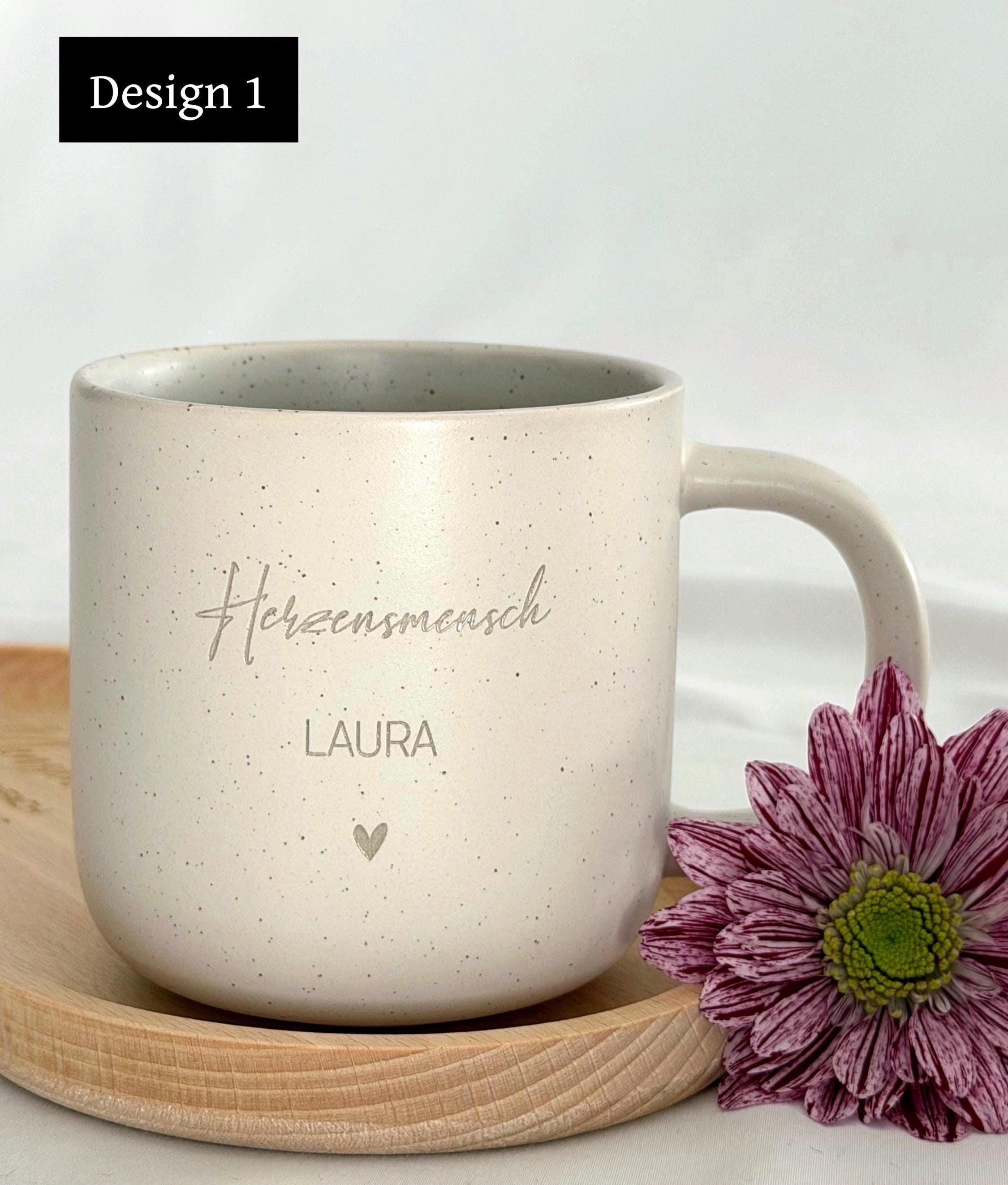 Keramiktasse mit personalisierter Namensgravur, befüllt mit Kaffee – auf Tablett serviert. Beige Tasse mit matter Oberfläche und 360 ml Volumen, perfekt für den Start in den Tag. Geschenk für Kolleg:innen, Freund:innen oder Familie, ideal für Abschied oder als kleine Überraschung. Zeitloses Design, langlebig, spülmaschinengeeignet, liebevoll graviert und dekorativ. Steingut Tasse . Geschenk für Herzensmensch und Lieblingsmensch