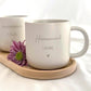 Detailaufnahme der personalisierten Tasse mit individueller Namensgravur. Weiße Keramiktasse mit gesprenkeltem Muster, matter Oberfläche und unglasiertem Boden. Perfekt als Geschenk für Freundin, Kollegin oder als kleine Aufmerksamkeit für besondere Menschen – geeignet für Kaffee, Tee oder heiße Schokolade. Mikrowellen- und spülmaschinenfest. Stilvoll und liebevoll gestaltet.Steingut Tasse . Geschenk für Herzensmensch und Lieblingsmensch