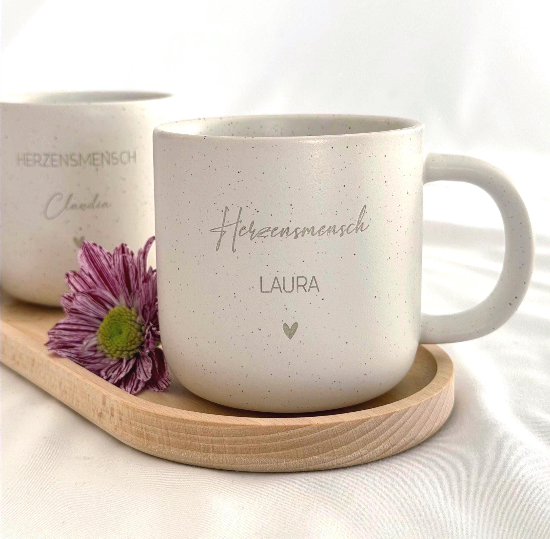Detailaufnahme der personalisierten Tasse mit individueller Namensgravur. Weiße Keramiktasse mit gesprenkeltem Muster, matter Oberfläche und unglasiertem Boden. Perfekt als Geschenk für Freundin, Kollegin oder als kleine Aufmerksamkeit für besondere Menschen – geeignet für Kaffee, Tee oder heiße Schokolade. Mikrowellen- und spülmaschinenfest. Stilvoll und liebevoll gestaltet.Steingut Tasse . Geschenk für Herzensmensch und Lieblingsmensch