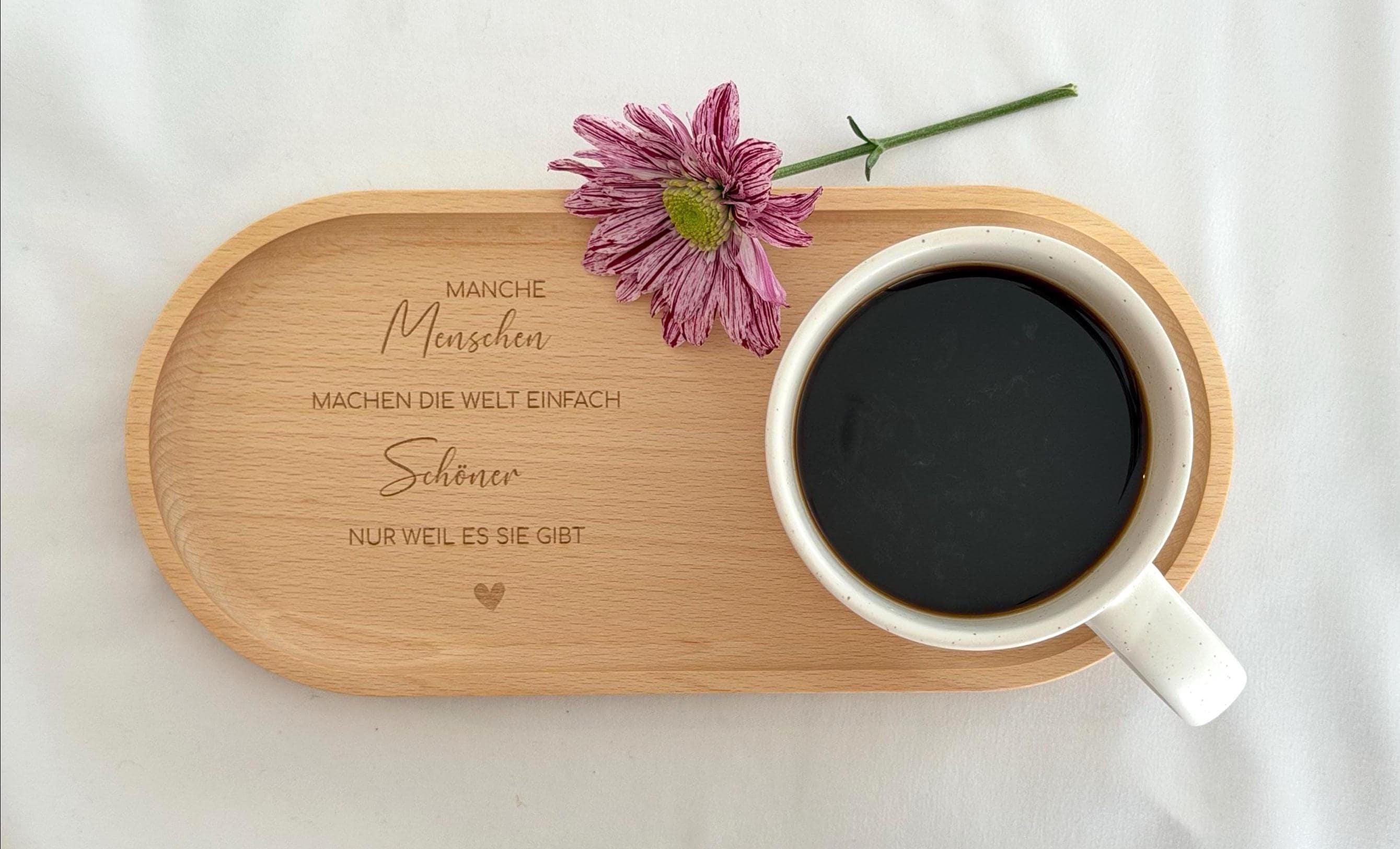 Buchenholz-Tablett in natürlicher Optik, ideal für das Servieren von Snacks oder als Geschenkidee für Mama, Schwester oder Freunde. Mit einer Behandlung aus Hartwachs ist das Tablett langlebig und pflegeleicht, perfekt für den täglichen Gebrauch.