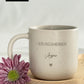 Komplettes Set: gravierte Tasse mit Name und Holztablett aus Buchenholz auf Holztisch. Perfektes Deko- und Geschenkset für Zuhause, Büro oder Küche. Handgefertigt und mit Liebe personalisiert.