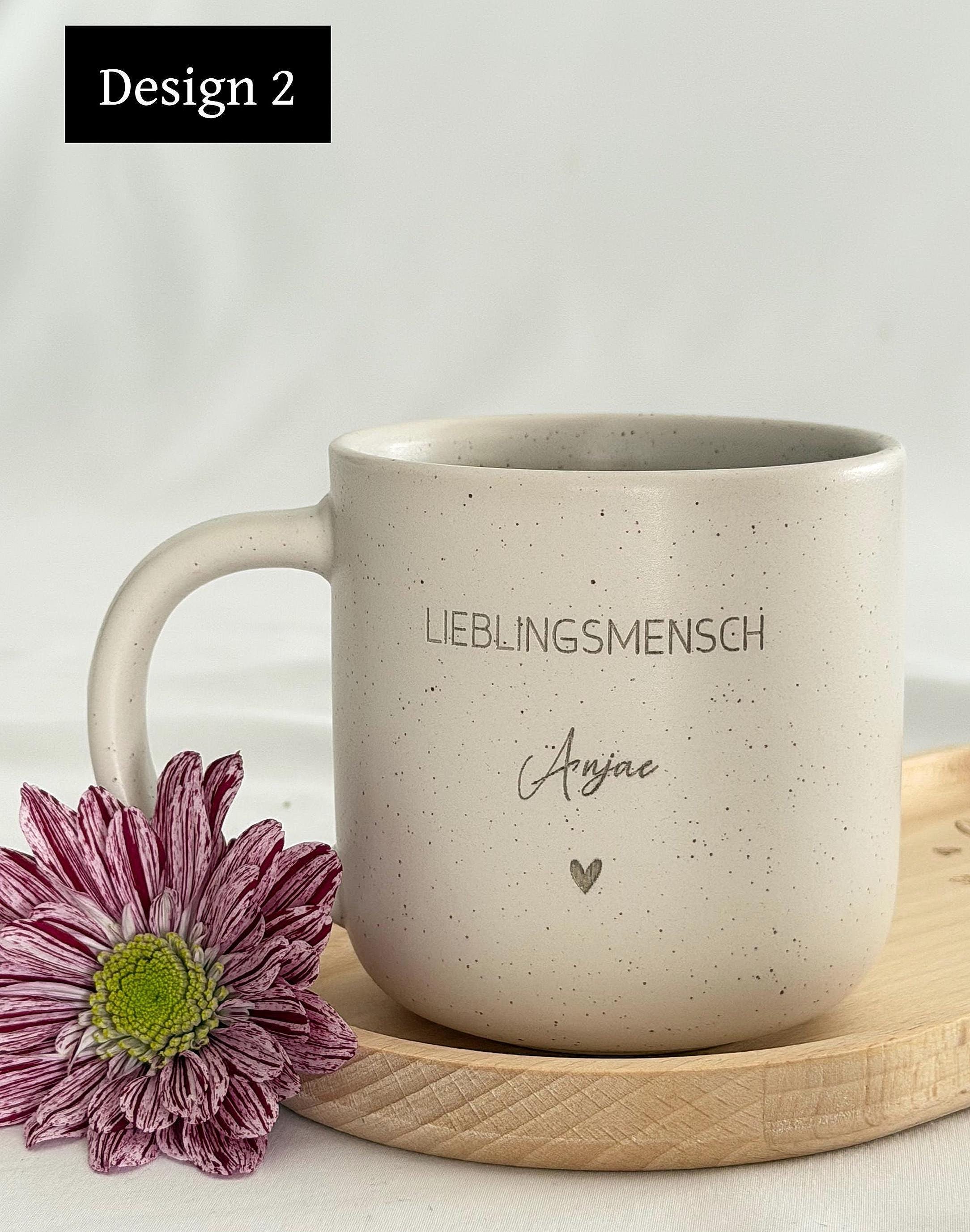 Komplettes Set: gravierte Tasse mit Name und Holztablett aus Buchenholz auf Holztisch. Perfektes Deko- und Geschenkset für Zuhause, Büro oder Küche. Handgefertigt und mit Liebe personalisiert.