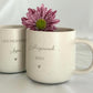 Personalisierte Tasse mit Name und passendem Holztablett als Geschenk-Set. Ideal für besondere Menschen, Freundin, Frau oder Kollegin zum Geburtstag, zu Weihnachten, Nikolaus oder Ostern. Die matte, gesprenkelte Keramiktasse mit 360 ml Fassungsvermögen in Beige passt perfekt zum hochwertig geölten Tablett aus Buchenholz mit Namensgravur. Schönes Geschenk für Freundschaft & Familie. Steingut Tasse