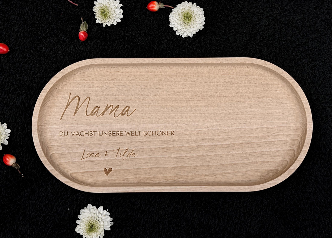 Buchenholz-Tablett in natürlicher Optik, ideal für das Servieren von Snacks oder als Geschenkidee für Mama, Schwester oder Freunde. Mit einer Behandlung aus Hartwachs ist das Tablett langlebig und pflegeleicht, perfekt für den täglichen Gebrauch.