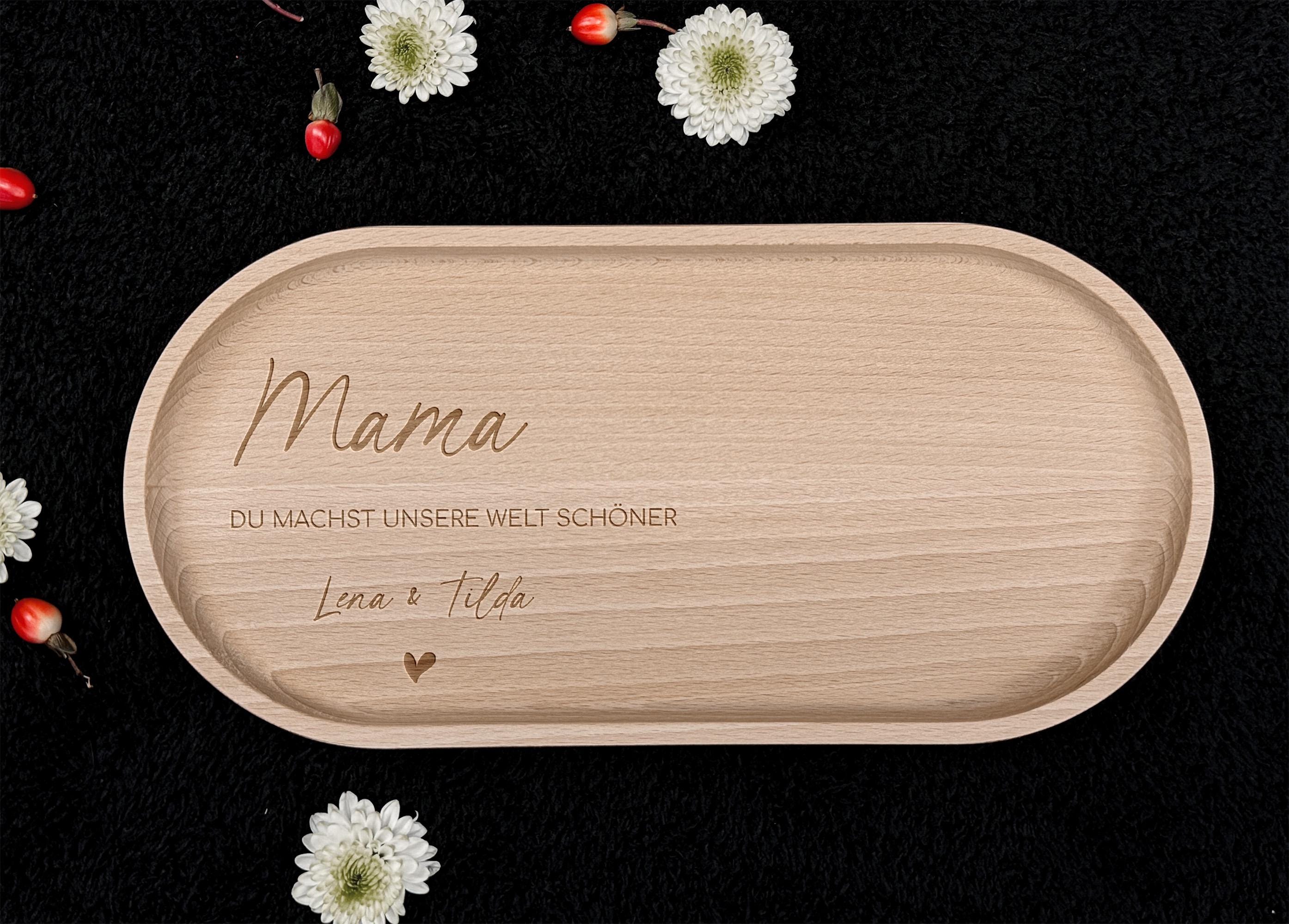 Buchenholz-Tablett in natürlicher Optik, ideal für das Servieren von Snacks oder als Geschenkidee für Mama, Schwester oder Freunde. Mit einer Behandlung aus Hartwachs ist das Tablett langlebig und pflegeleicht, perfekt für den täglichen Gebrauch.