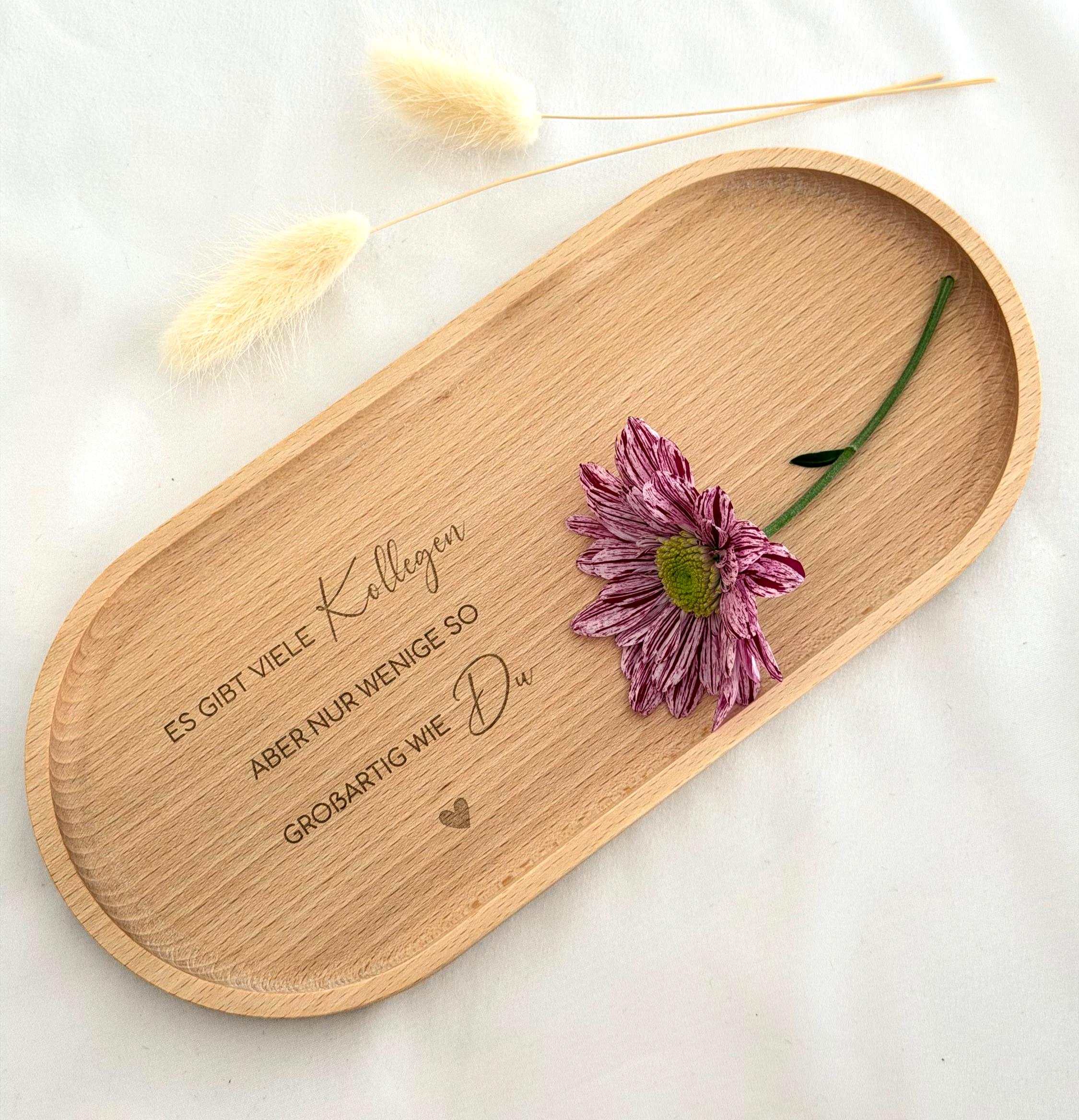 Ein wunderschönes Buchenholz-Tablett, das sich als personalisiertes Geschenk für Mama, Schwester oder Freund eignet. Mit einer Hartwachs-Beschichtung für eine lange Lebensdauer und einfache Pflege. Perfekt für die Dekoration und das Servieren von Leckereien.
