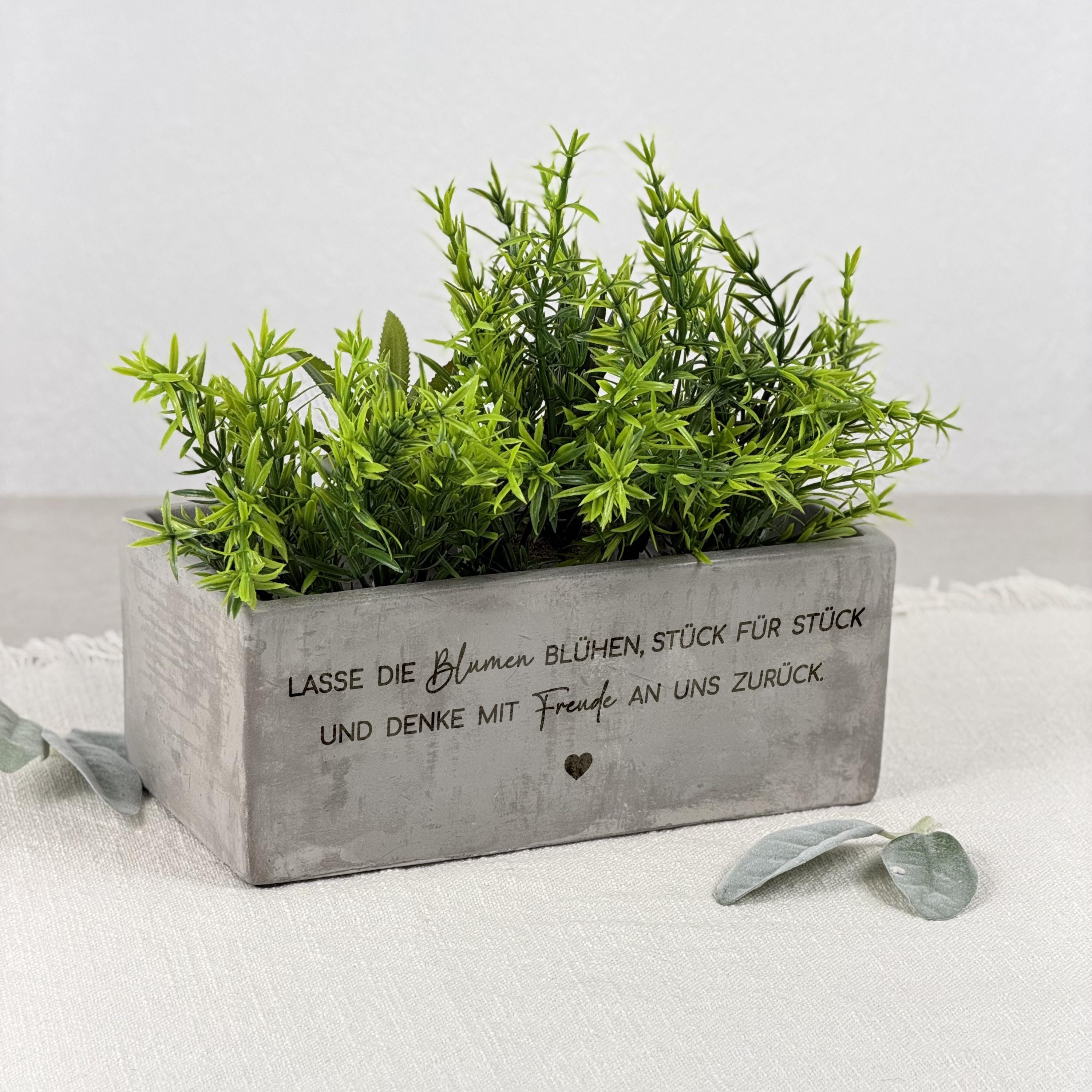Personalisierter Keramik-Blumentopf in Betonoptik mit individuell gestaltbarem Spruch. Ideal als Dankesgeschenk für Lehrerin, Erzieherin oder Tagesmutter zum Kita-Abschied oder Schulende. Zeigt natürliche Textur und hochwertiges Material. Perfekt für Geschenksets, Gruppen-Geschenke und besondere Anlässe.