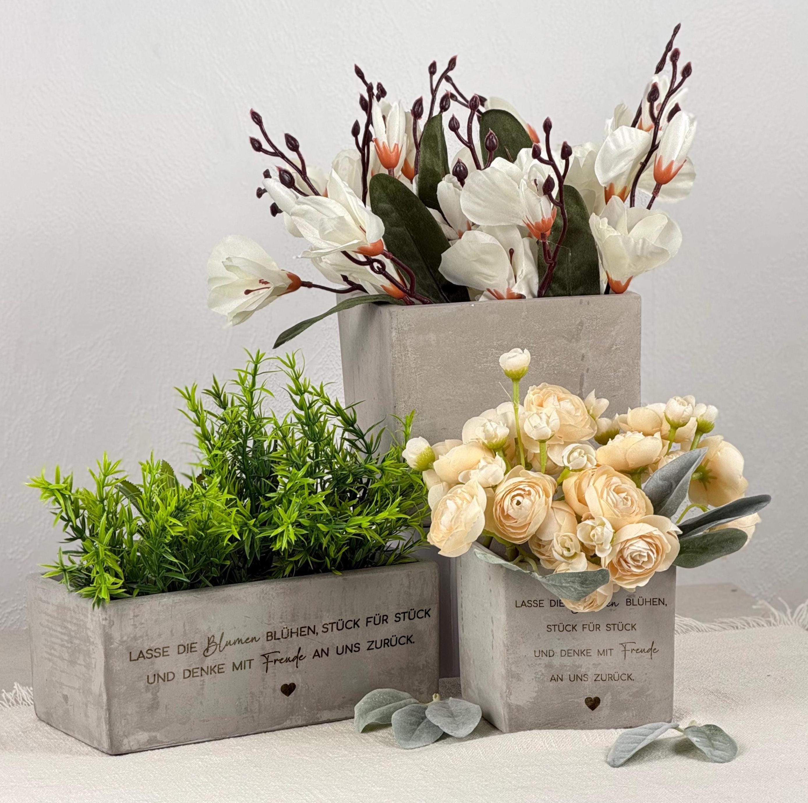 Personalisierter Blumentopf in drei Größen – klein, mittel und groß – aus unglasierter Keramik mit Beton-Look. Perfektes Abschiedsgeschenk für Lehrerin, Erzieherin oder Tagesmutter. Eignet sich als Dankeschön, Weihnachtsgeschenk oder Geschenk zum Schulabschluss. Stilvoll, langlebig und ideal für verschiedene Pflanzenarten und Dekorationen.