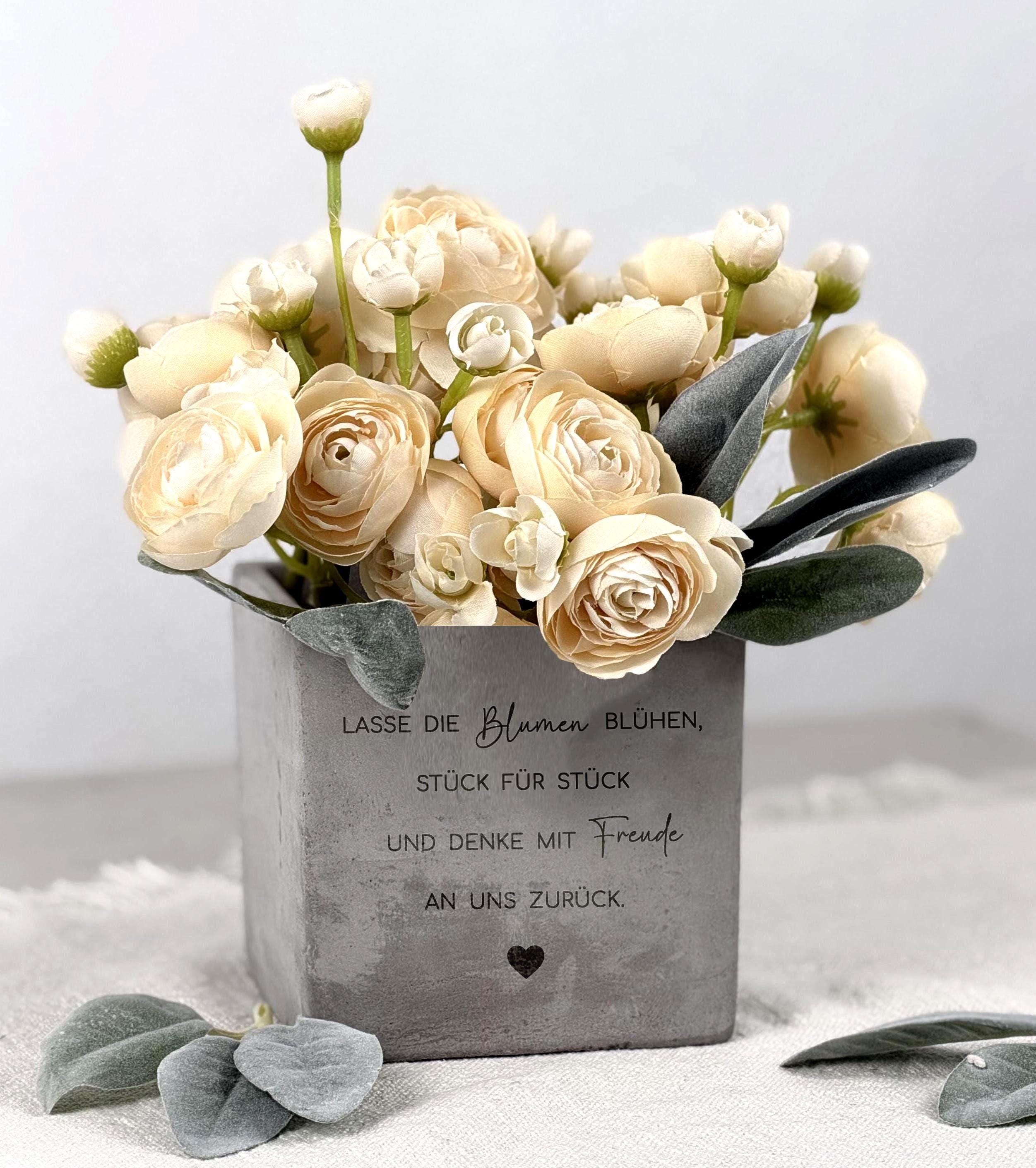 Personalisierter Blumentopf in moderner Betonoptik als Geschenk für Lehrerin, Erzieherin oder Tagesmutter. Zeigt hochwertige unglasierte Keramik, ideal als Abschiedsgeschenk Kita oder Schule. Perfekt für Kräuter, kleine Pflanzen oder dekorative Arrangements. Emotionale Dankesbotschaft, ideal für Gruppen- oder Klassengeschenke und geeignet als Weihnachtsgeschenk oder Dankeschön.