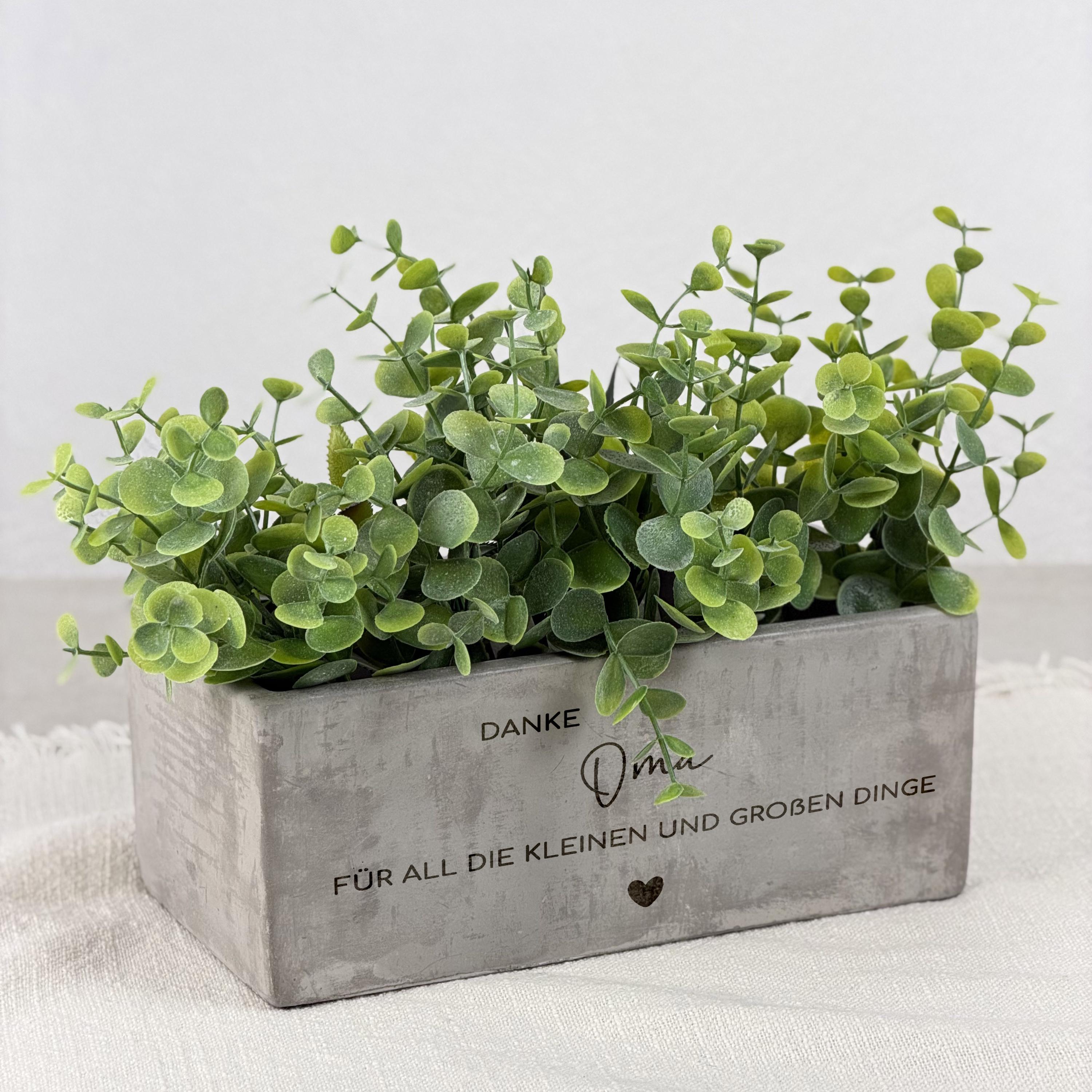 Emotionaler Blumentopf mit Spruch, personalisiert für Mama, Oma oder liebe Frauen im Leben. Perfekte Geschenkidee für Weihnachten, Muttertag oder Geburtstage wie den 60. Geburtstag. Hochwertige Keramik im Betonstil, individuell graviert. Ideal für Kräuter, kleine Blumen oder dekorative Pflanzideen. Ein persönliches Erinnerungsstück.