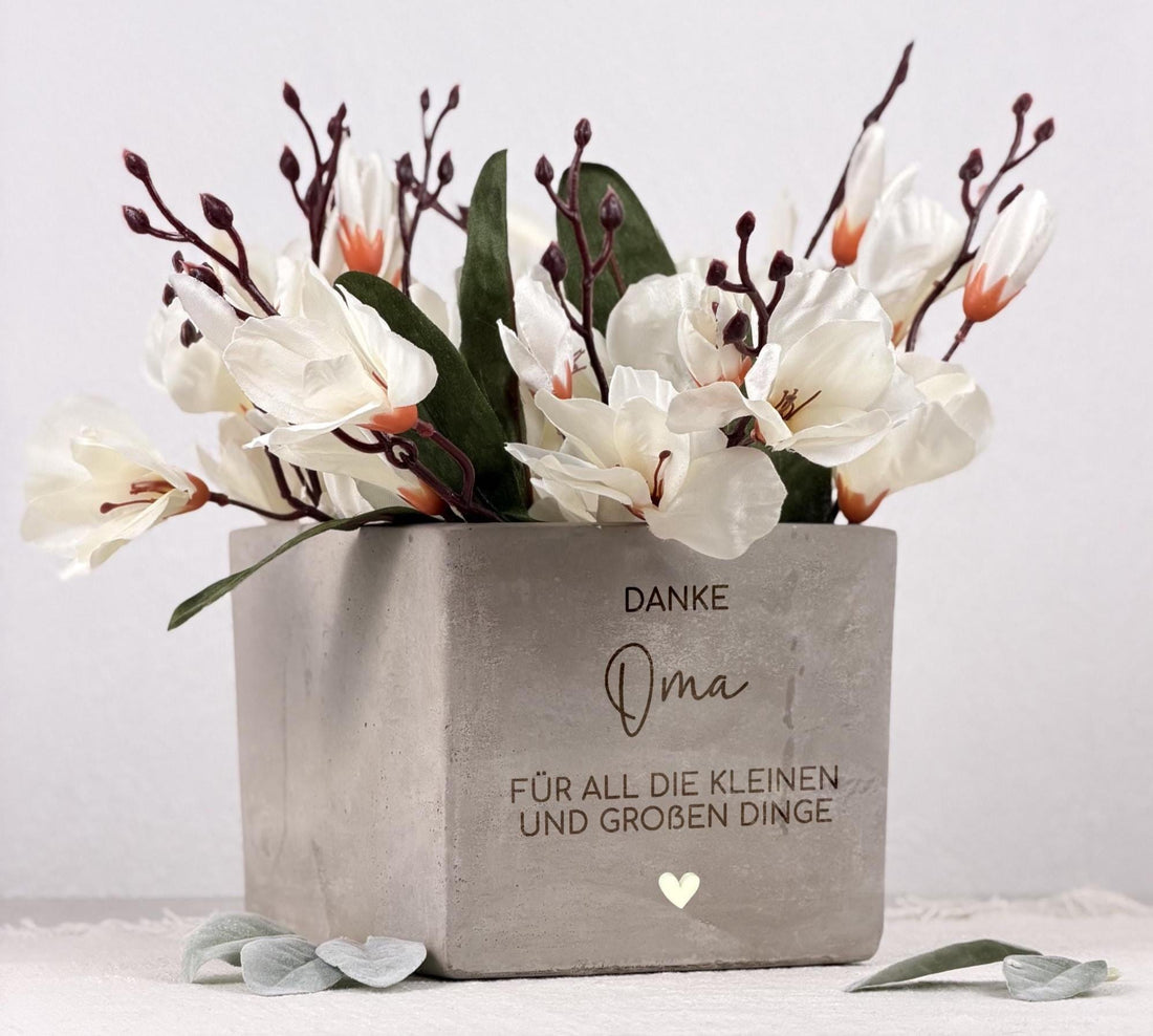Personalisierter Blumentopf mit liebevoller Gravur als Geschenk für Mama oder Oma. Perfekt für Weihnachten, den 60. Geburtstag oder Muttertag. Zeigt hochwertige Keramik in Betonoptik mit individuellem Spruch „Danke Mama“ oder „Danke Oma“. Ideal als dekorativer Blumentopf für kleine Pflanzen, Kräuter oder Blüten. Ein emotionales, persönliches Geschenk für besondere Frauen.