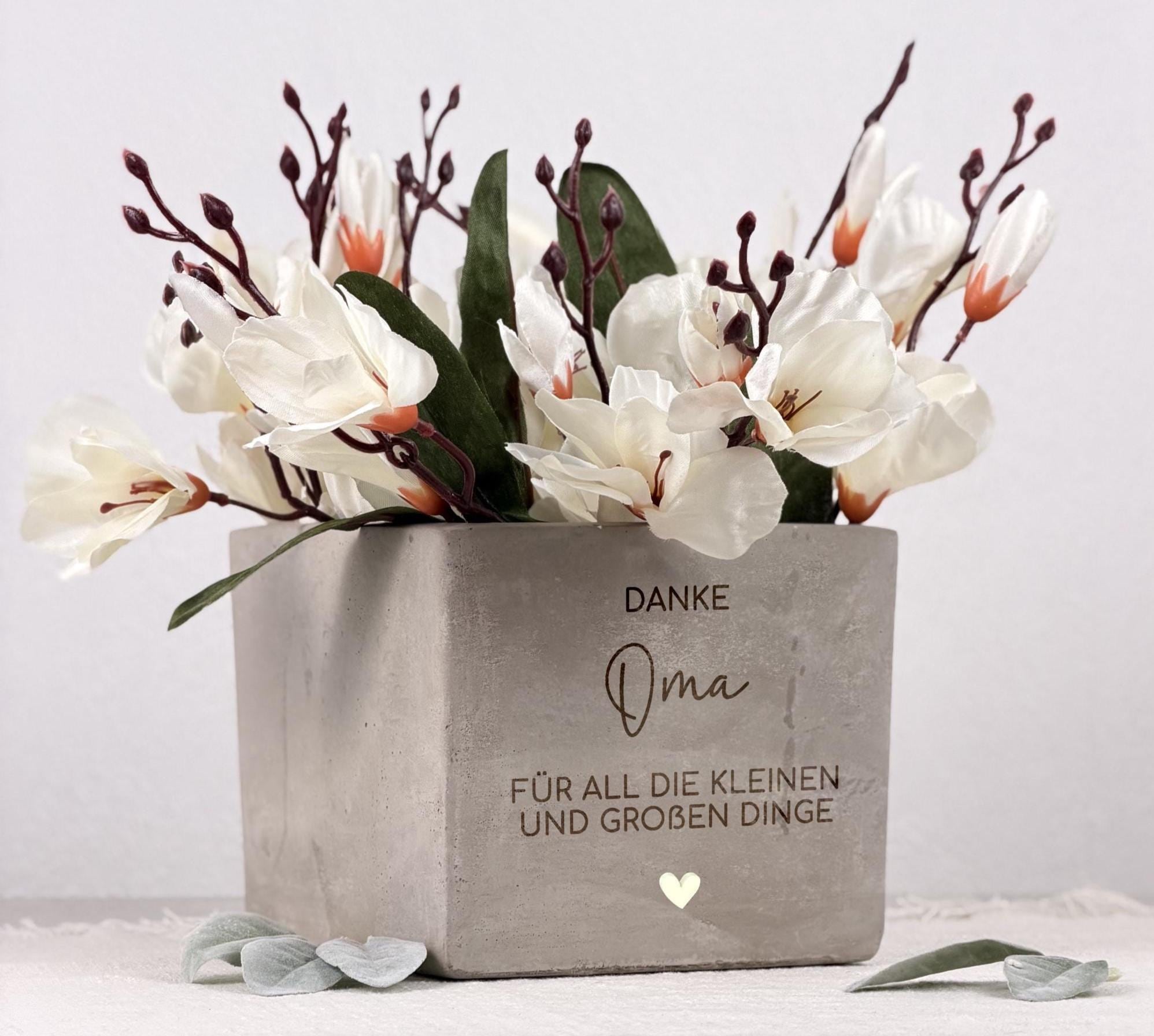 Personalisierter Blumentopf mit liebevoller Gravur als Geschenk für Mama oder Oma. Perfekt für Weihnachten, den 60. Geburtstag oder Muttertag. Zeigt hochwertige Keramik in Betonoptik mit individuellem Spruch „Danke Mama“ oder „Danke Oma“. Ideal als dekorativer Blumentopf für kleine Pflanzen, Kräuter oder Blüten. Ein emotionales, persönliches Geschenk für besondere Frauen.
