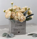 Blumentopf personalisiert mit Gravur, ideal als Weihnachtsgeschenk für Mama oder Oma. Modernes Design in Betonoptik, perfekt für kleine Pflanzen und dekorative Arrangements. Eine schöne Geschenkidee für Frauen, Muttertag, Geburtstage oder als kleines Dankeschön. Hochwertiges, langlebiges Material und individuell gestaltbare Botschaften.