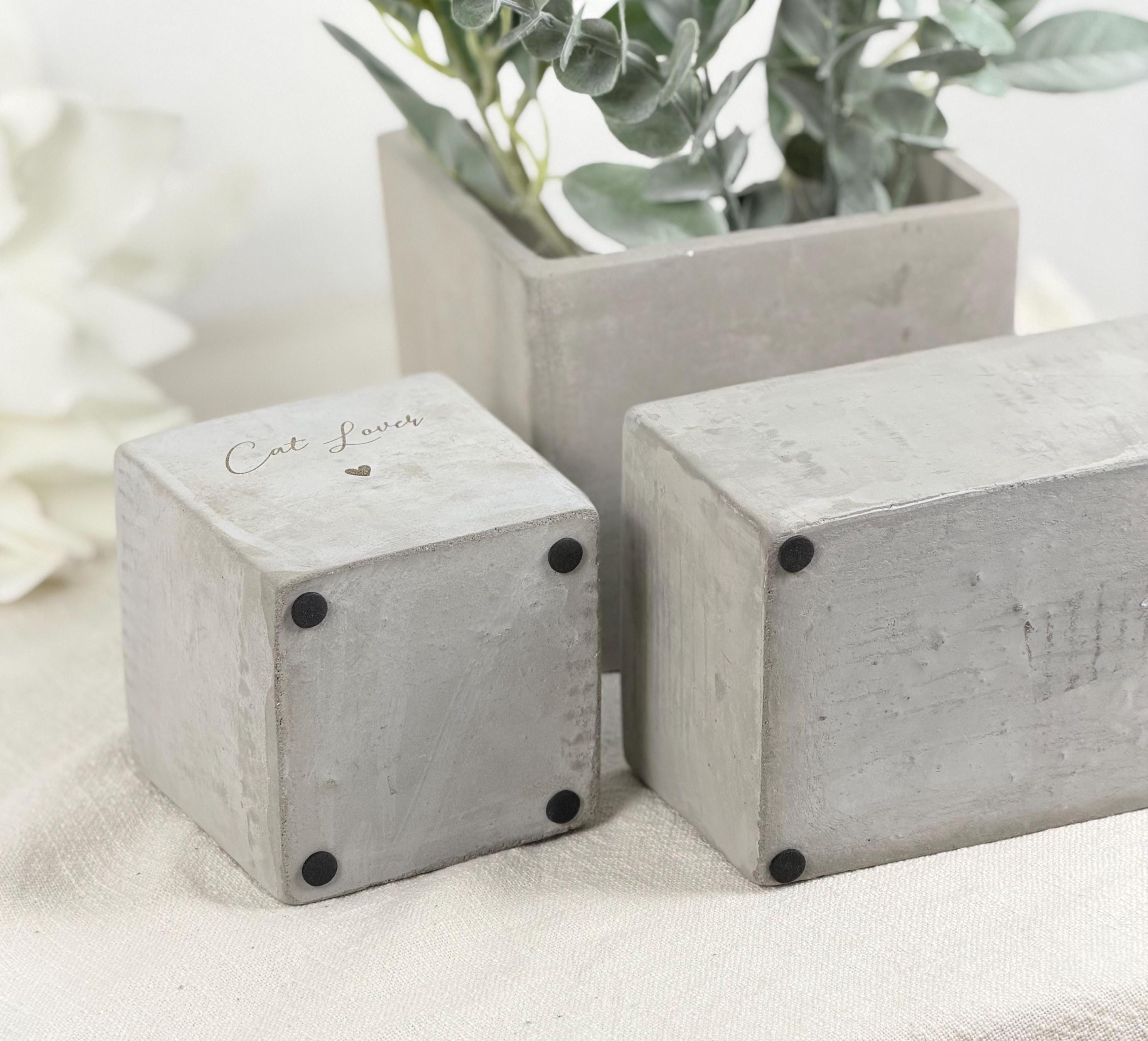 Personalisierter Blumentopf mit individueller Gravur für Mama oder Oma. Perfektes Weihnachtsgeschenk oder Muttertagsgeschenk. Zeigt Betonoptik, moderne Form und hochwertige Handarbeit. Ideal für Kräuter, Blumen und kleine Pflanzen. Ein persönliches Erinnerungsstück und liebevolle Geschenkidee für besondere Frauen.