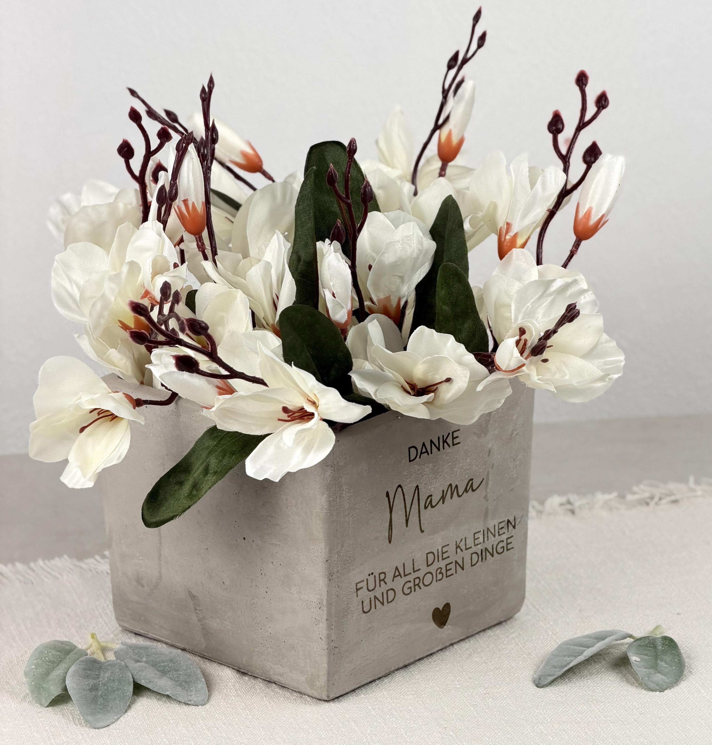 Dekorativer Blumentopf mit personalisierter Gravur, ideal als Dankeschön für Mama oder Oma. Perfekt für besondere Anlässe wie Weihnachten, Muttertag oder Geburtstage. Keramik in Betonoptik mit liebevollem Spruch. Ein einzigartiges Geschenk für Frauen, die stilvolle Deko und Pflanzen lieben.