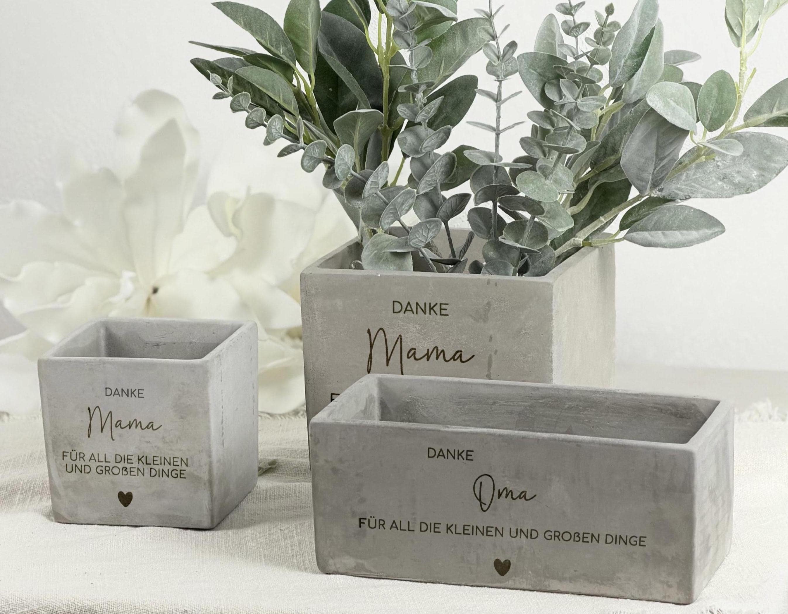 Individuell gestalteter Blumentopf als Geschenk für Mama oder Oma mit Gravur zum Muttertag, Weihnachten oder Geburtstag. Hochwertiges Keramikmaterial in Betonoptik, liebevoll personalisiert mit Name oder Spruch. Ideal für kleine Pflanzen und dekorative Wohnbereiche. Ein passendes Dankeschön für Frauen, die Blumen lieben.