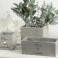 Personalisierter Keramik-Blumentopf mit individueller Gravur „Danke Oma“ oder „Beste Mama“. Ideal als Geschenk zu Weihnachten, Muttertag oder zum Geburtstag. Zeigt moderne Betonoptik und hochwertige Verarbeitung. Perfekt für Pflanzenliebhaberinnen, dekorative Wohnakzente und als liebevolles, persönlich gestaltetes Geschenk.
