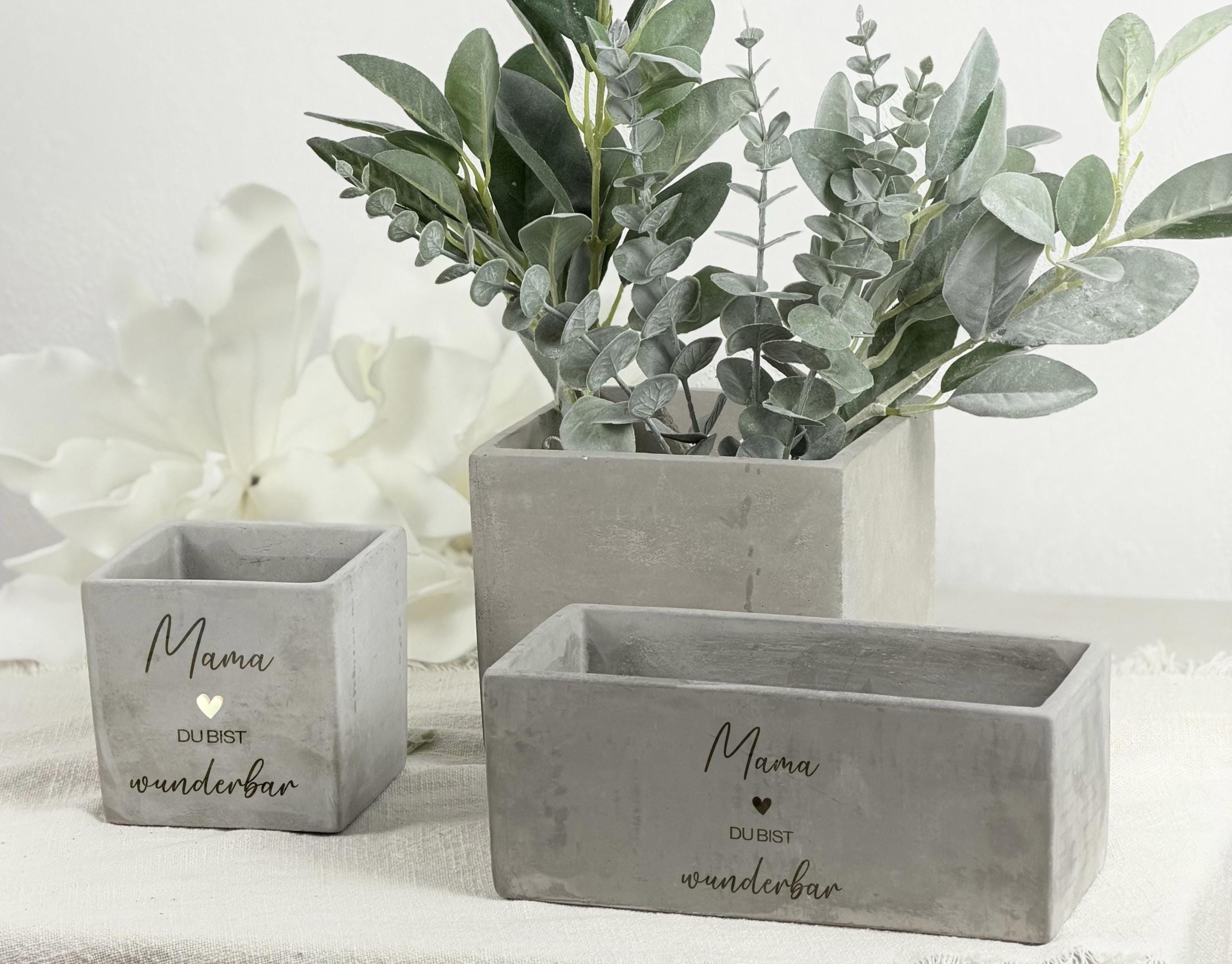 Personalisierter Keramik-Blumentopf mit individueller Gravur „Danke Oma“ oder „Beste Mama“. Ideal als Geschenk zu Weihnachten, Muttertag oder zum Geburtstag. Zeigt moderne Betonoptik und hochwertige Verarbeitung. Perfekt für Pflanzenliebhaberinnen, dekorative Wohnakzente und als liebevolles, persönlich gestaltetes Geschenk.