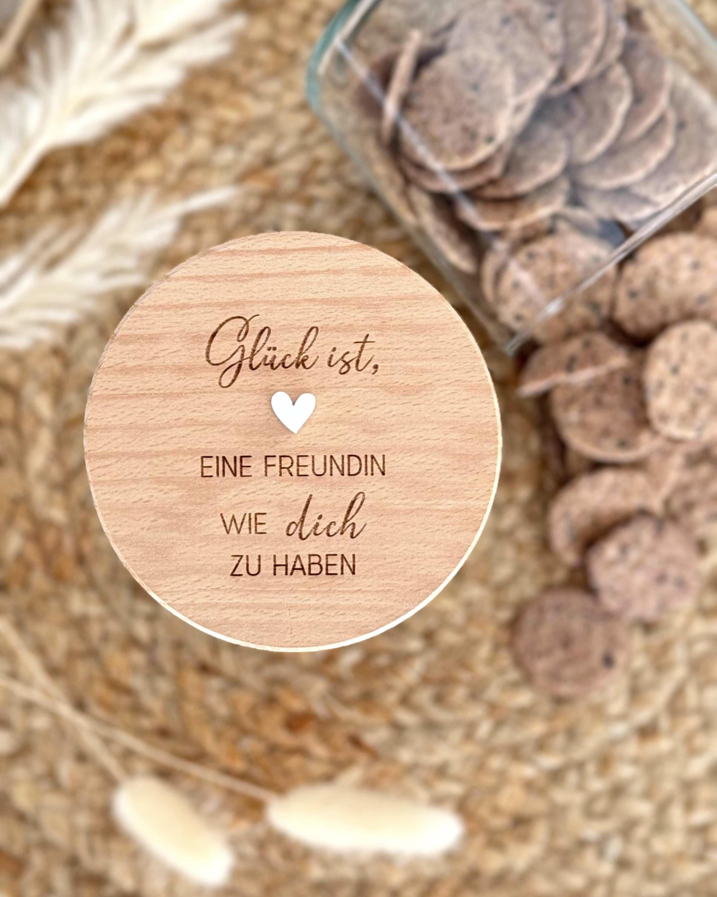 Personalisiertes Vorratsglas mit Gravur "Glück ist eine Freundin" – perfekte Geschenkidee für beste Freundin, Mama oder Kollegin. Ideal für Weihnachten, Ostern, Nikolaus, Geburtstag oder kleine Überraschung. Befüllbar mit Trockenblumen, Süßigkeiten oder als Geldgeschenk nutzbar. Stilvolle Deko und nachhaltige Aufmerksamkeit. Perfektes Geschenk für Freundin Freundschaft und Bestie auch Schwester. als Weihnachten Ostern Geburtstag. Vorratsglas Keksdose Vorratsdose Personalisiert mit Grav