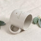 Personalisierte Tasse mit Name und passendem Holztablett als Geschenk-Set. Ideal für besondere Menschen, Freundin, Frau oder Kollegin zum Geburtstag, zu Weihnachten, Nikolaus oder Ostern. Die matte, gesprenkelte Keramiktasse mit 360 ml Fassungsvermögen in Beige passt perfekt zum hochwertig geölten Tablett aus Buchenholz mit Namensgravur. Schönes Geschenk für Freundschaft & Familie. Steingut Tasse. Personalisierte Geschenke