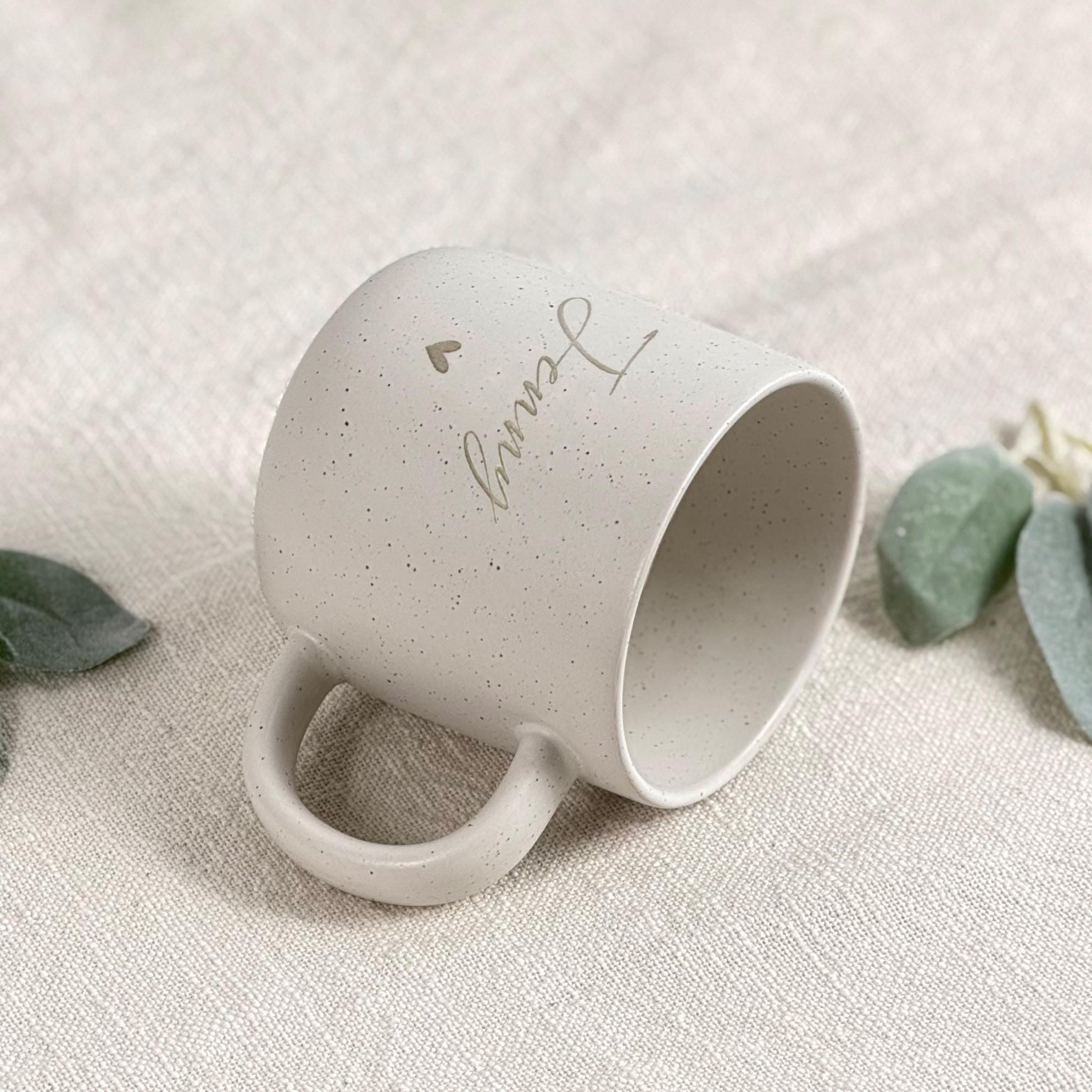 Personalisierte Tasse mit Name und passendem Holztablett als Geschenk-Set. Ideal für besondere Menschen, Freundin, Frau oder Kollegin zum Geburtstag, zu Weihnachten, Nikolaus oder Ostern. Die matte, gesprenkelte Keramiktasse mit 360 ml Fassungsvermögen in Beige passt perfekt zum hochwertig geölten Tablett aus Buchenholz mit Namensgravur. Schönes Geschenk für Freundschaft & Familie. Steingut Tasse. Personalisierte Geschenke